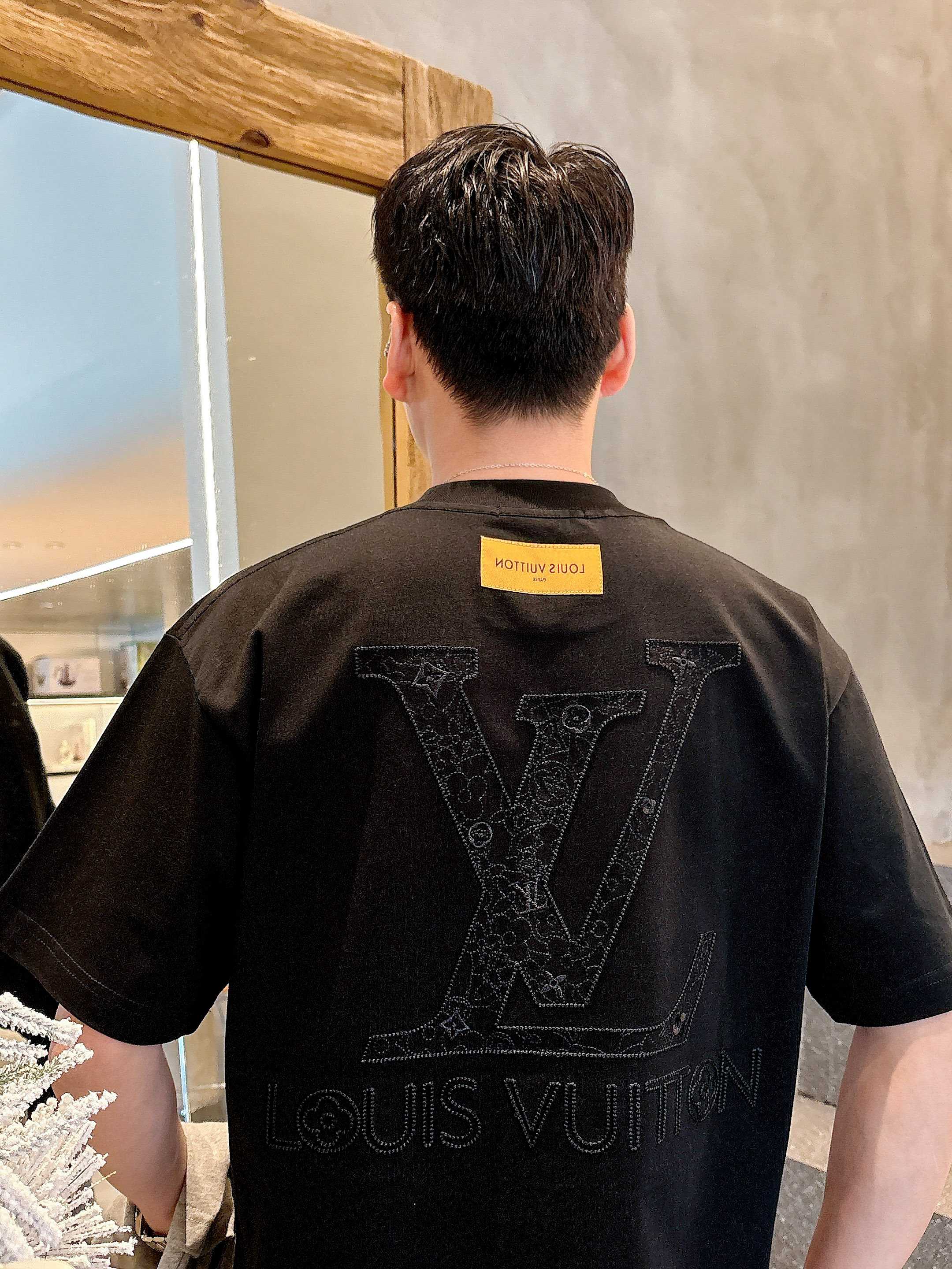 LuxluxHouse Best Quality Clothes T-shirt Louis Vuitton