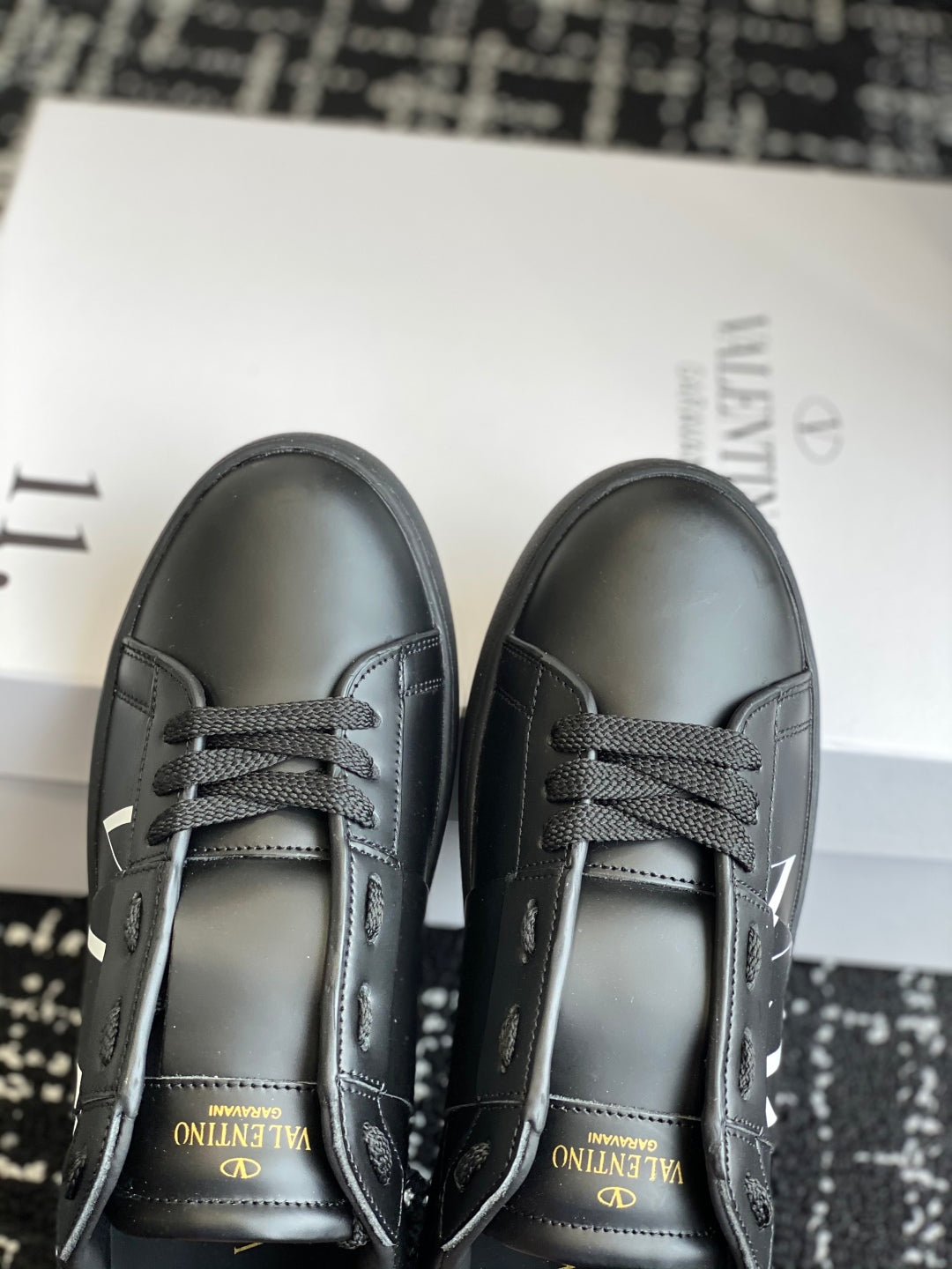 LuxluxHouse Best Quality Shoes Valentino