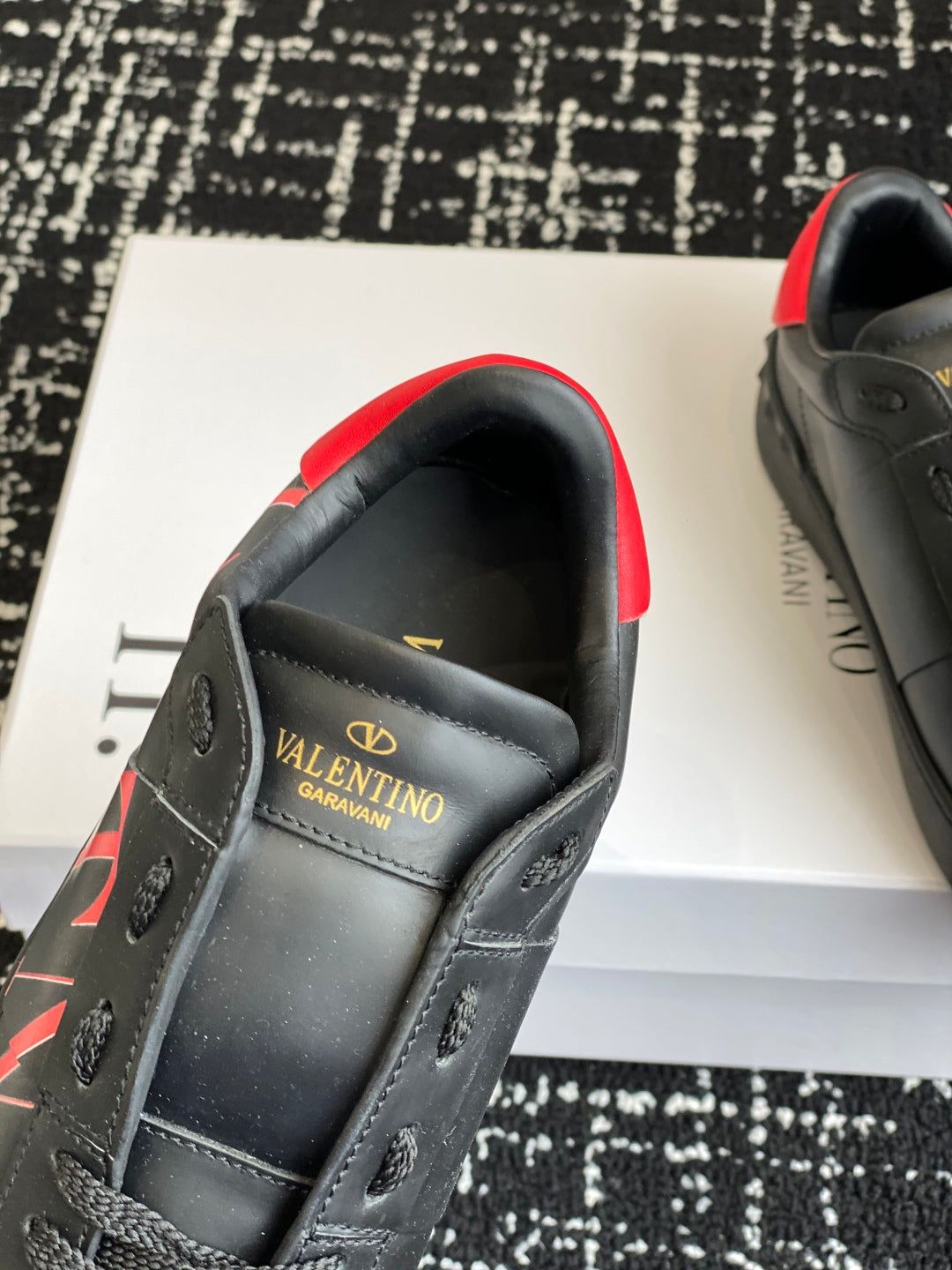 LuxluxHouse Best Quality Shoes Valentino