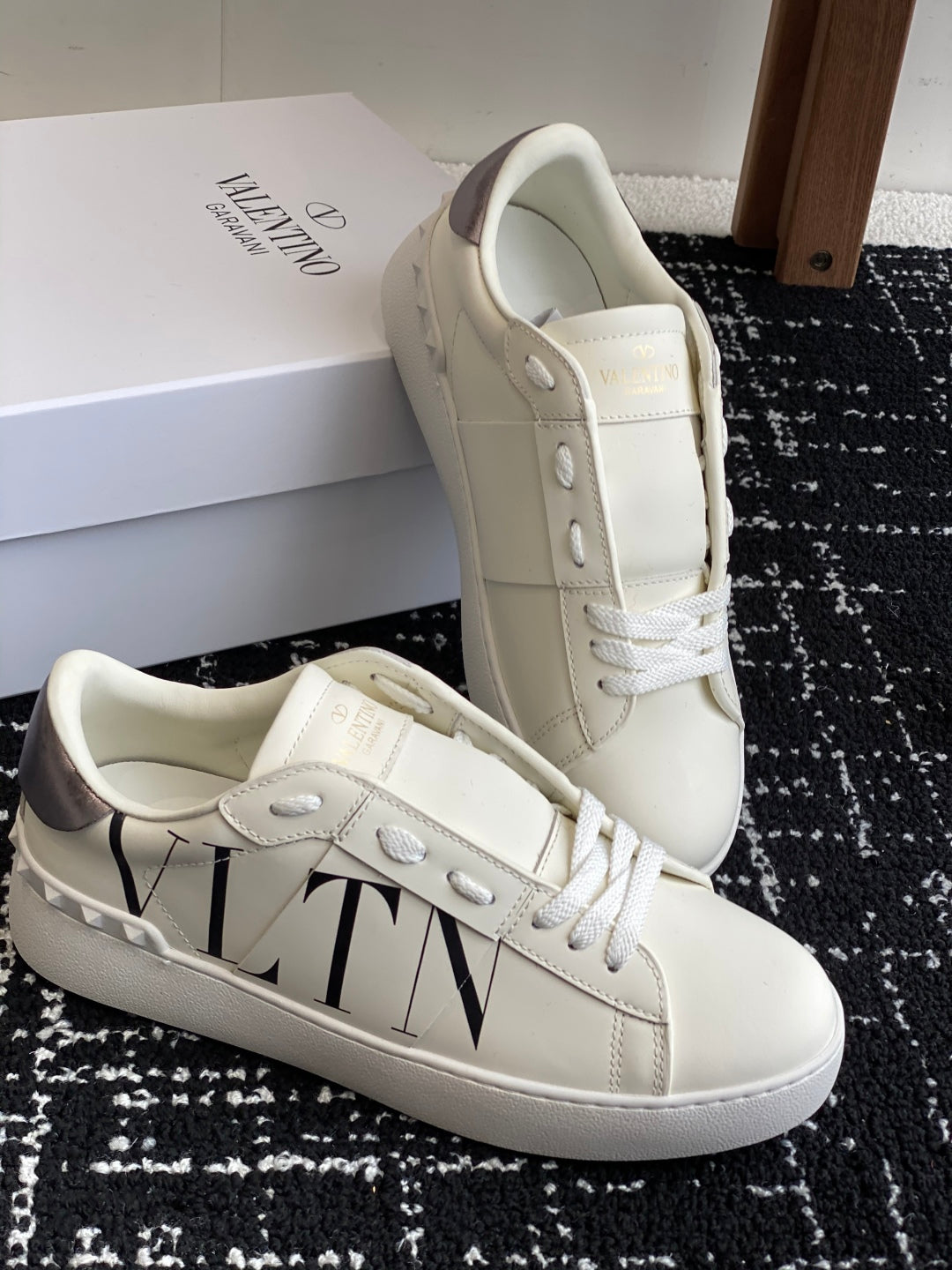 LuxluxHouse Best Quality Shoes Valentino