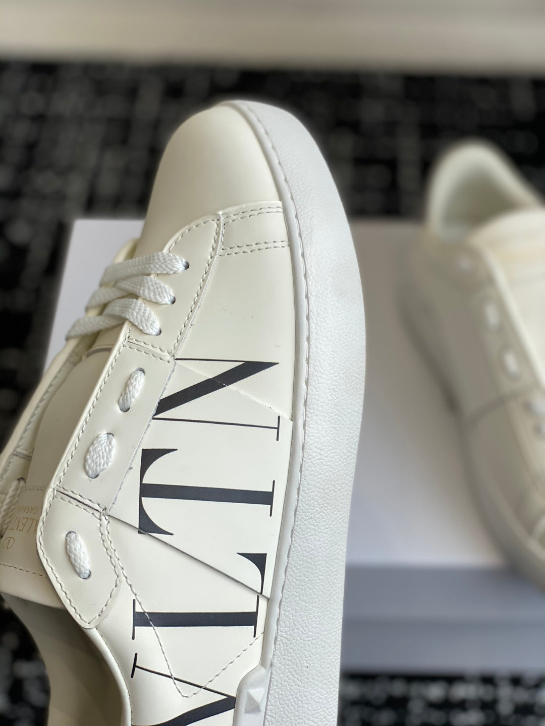 LuxluxHouse Best Quality Shoes Valentino