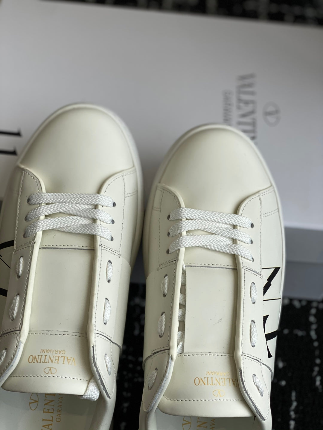 LuxluxHouse Best Quality Shoes Valentino