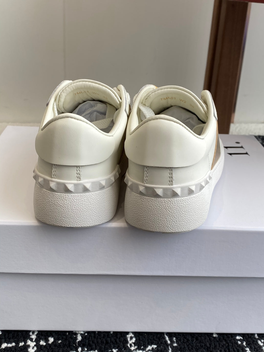 LuxluxHouse Best Quality Shoes Valentino