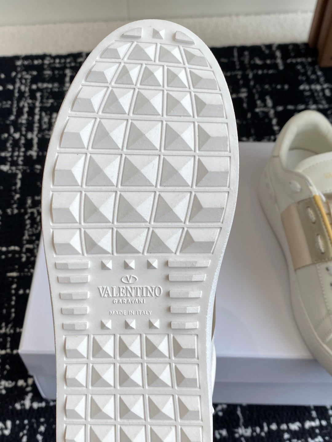 LuxluxHouse Best Quality Shoes Valentino