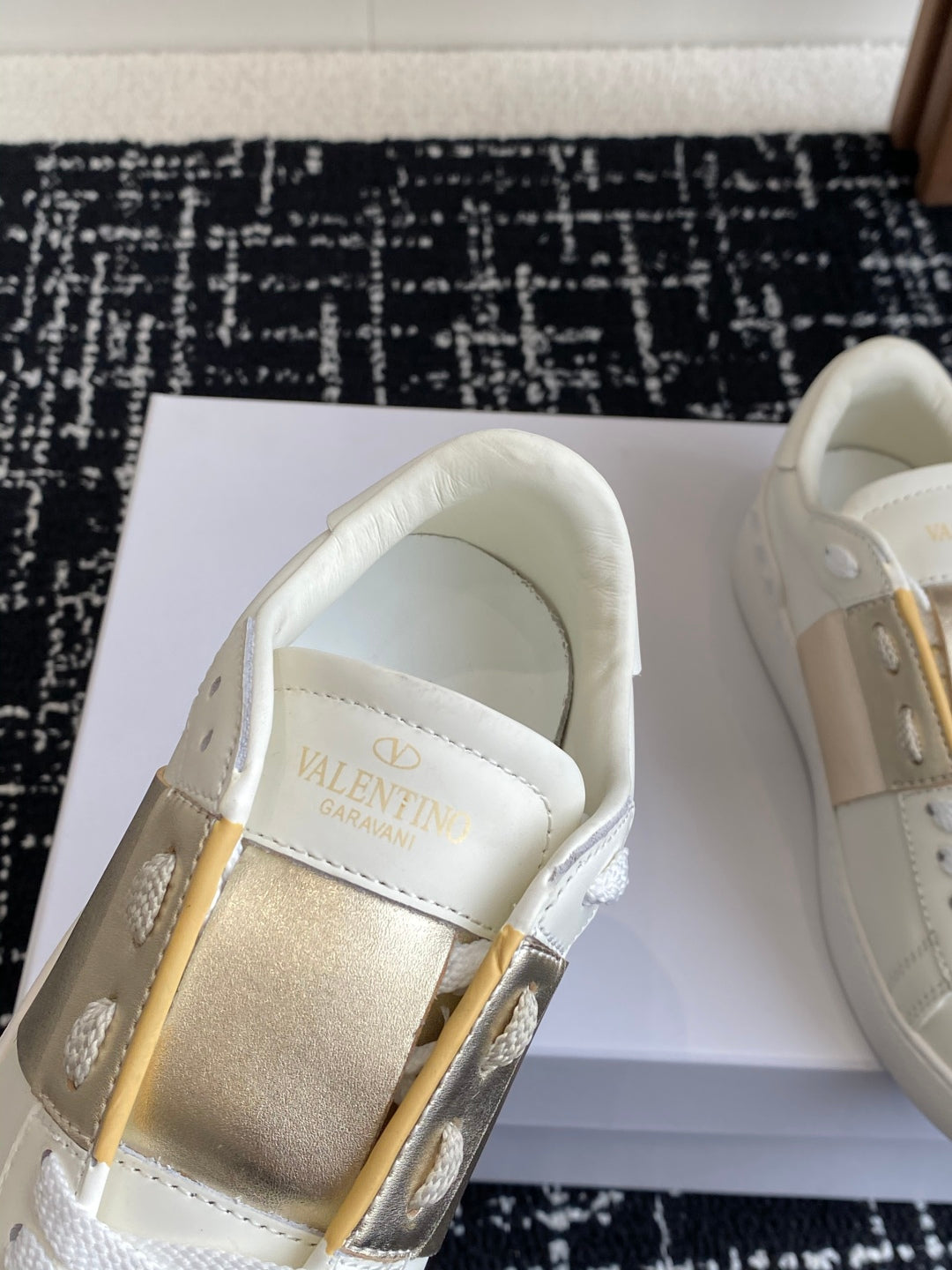 LuxluxHouse Best Quality Shoes Valentino