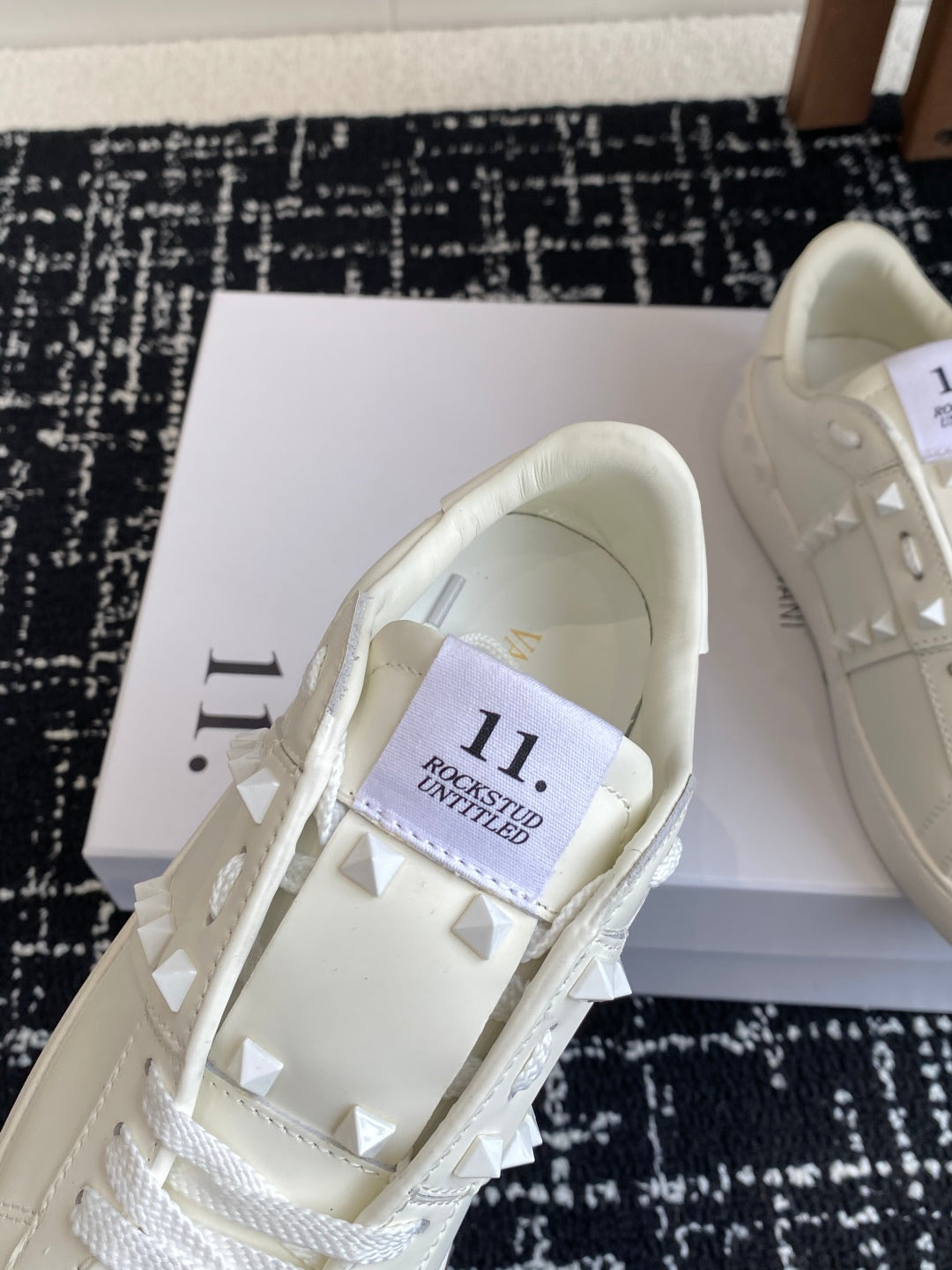 LuxluxHouse Best Quality Shoes Valentino