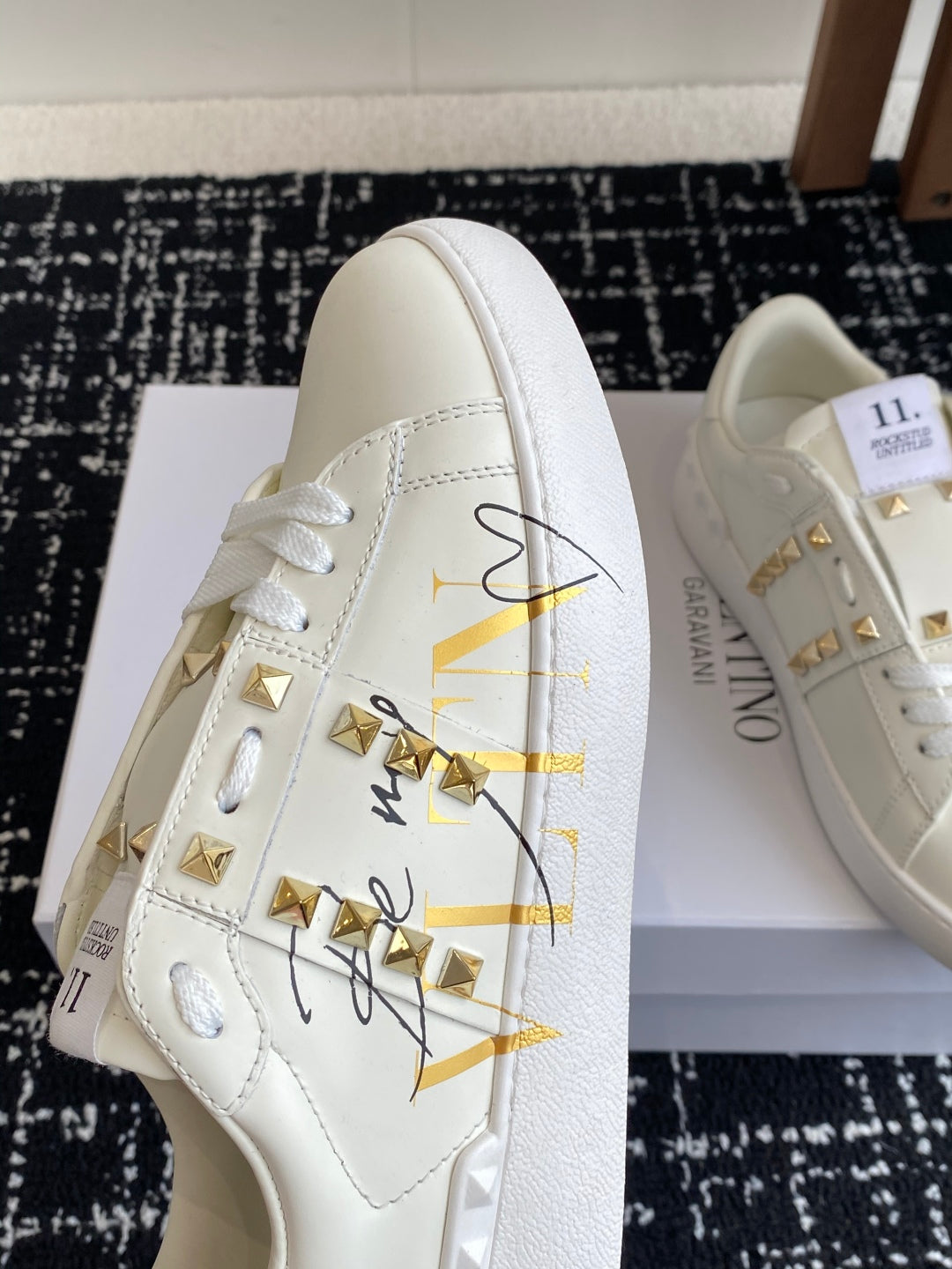 LuxluxHouse Best Quality Shoes Valentino