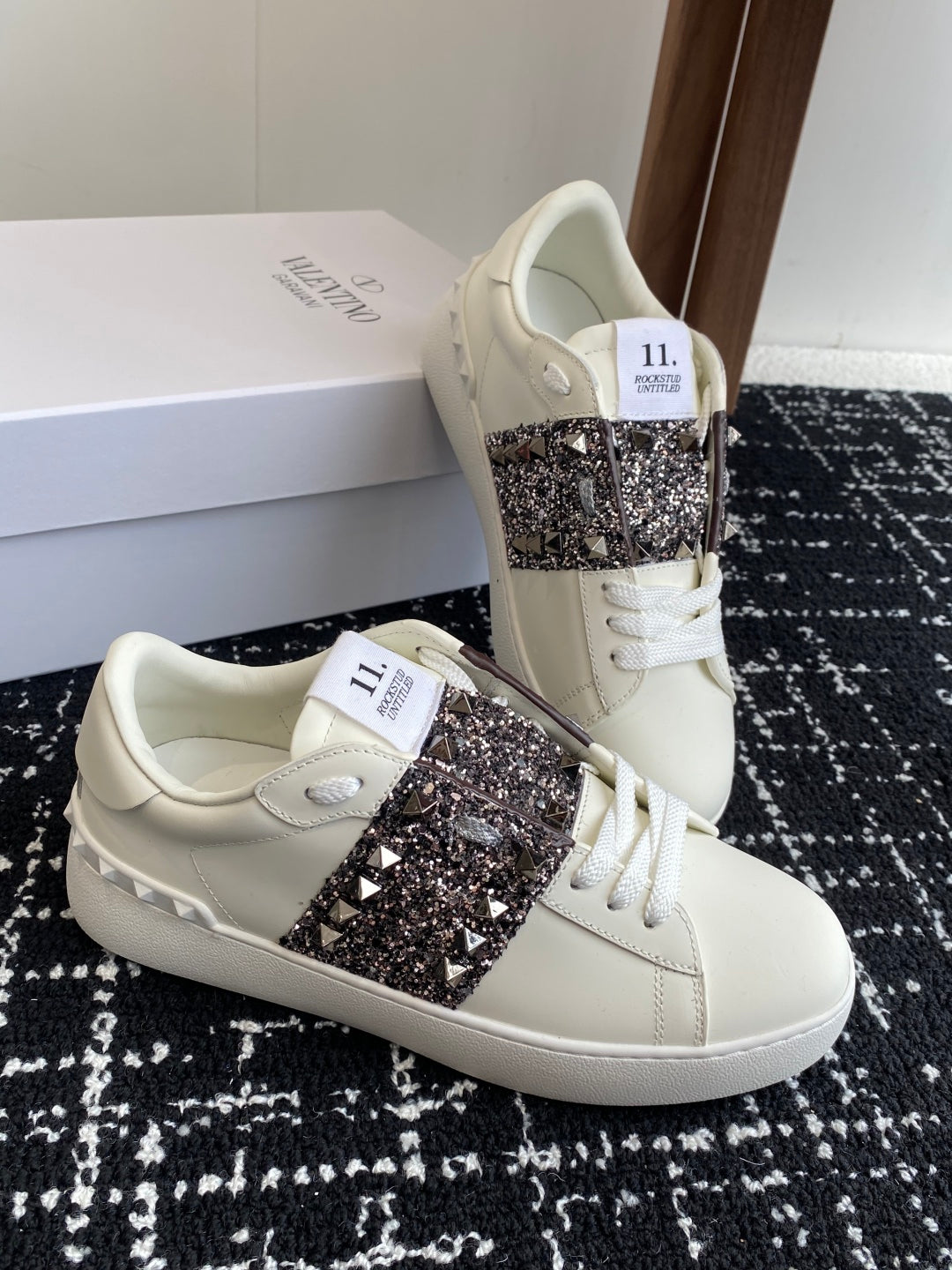 LuxluxHouse Best Quality Shoes Valentino