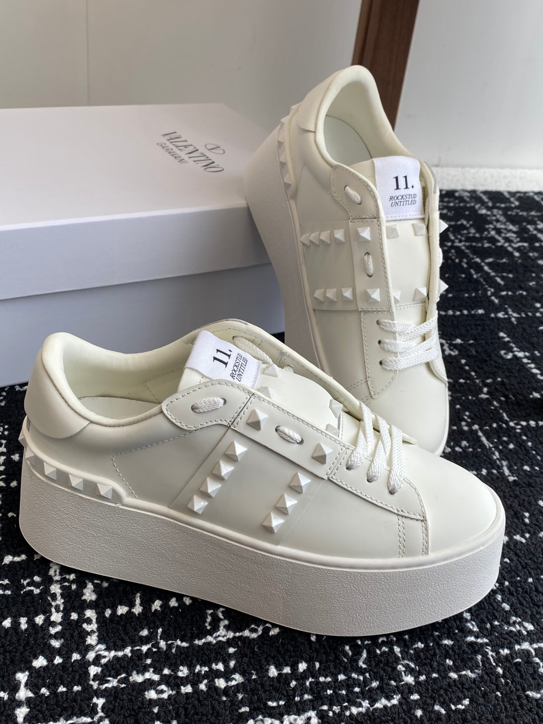 LuxluxHouse Best Quality Shoes Valentino