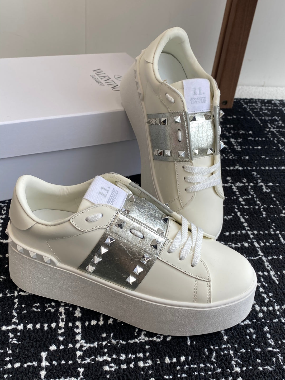 LuxluxHouse Best Quality Shoes Valentino