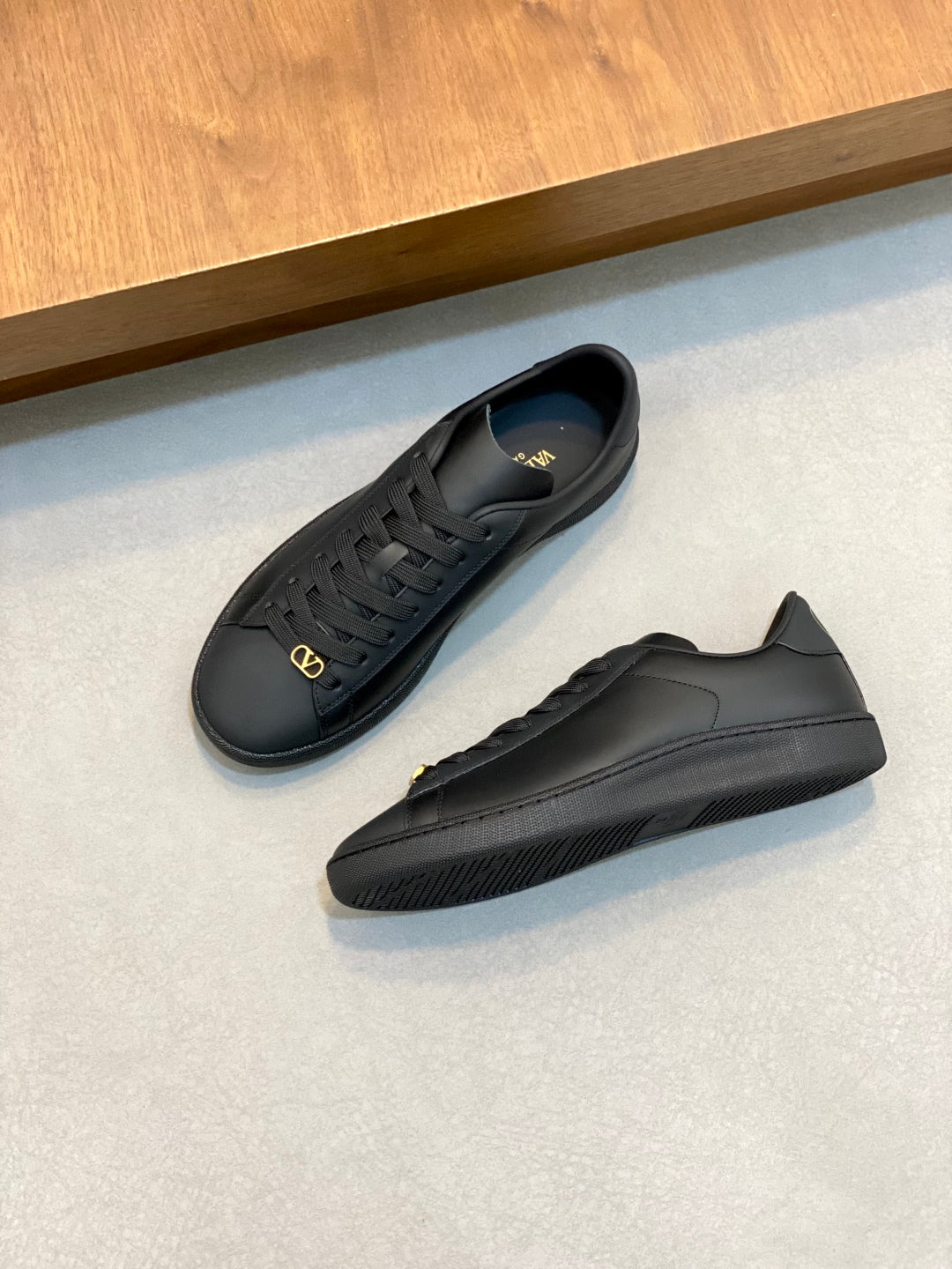 LuxluxHouse Best Quality Shoes Valentino