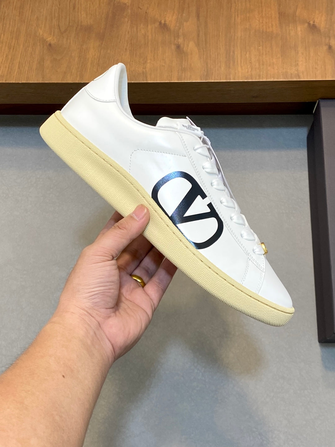 LuxluxHouse Best Quality Shoes Valentino