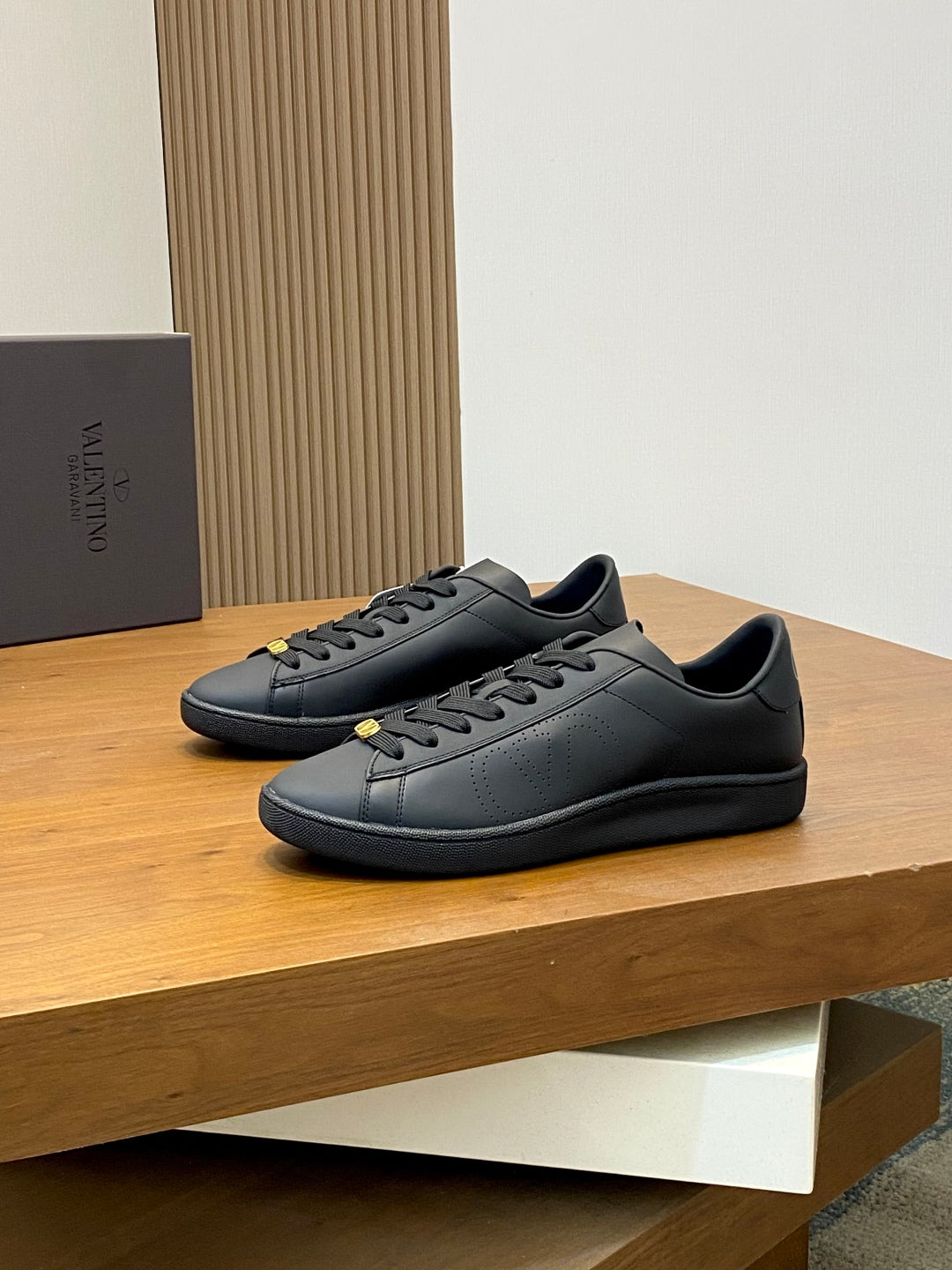 LuxluxHouse Best Quality Shoes Valentino
