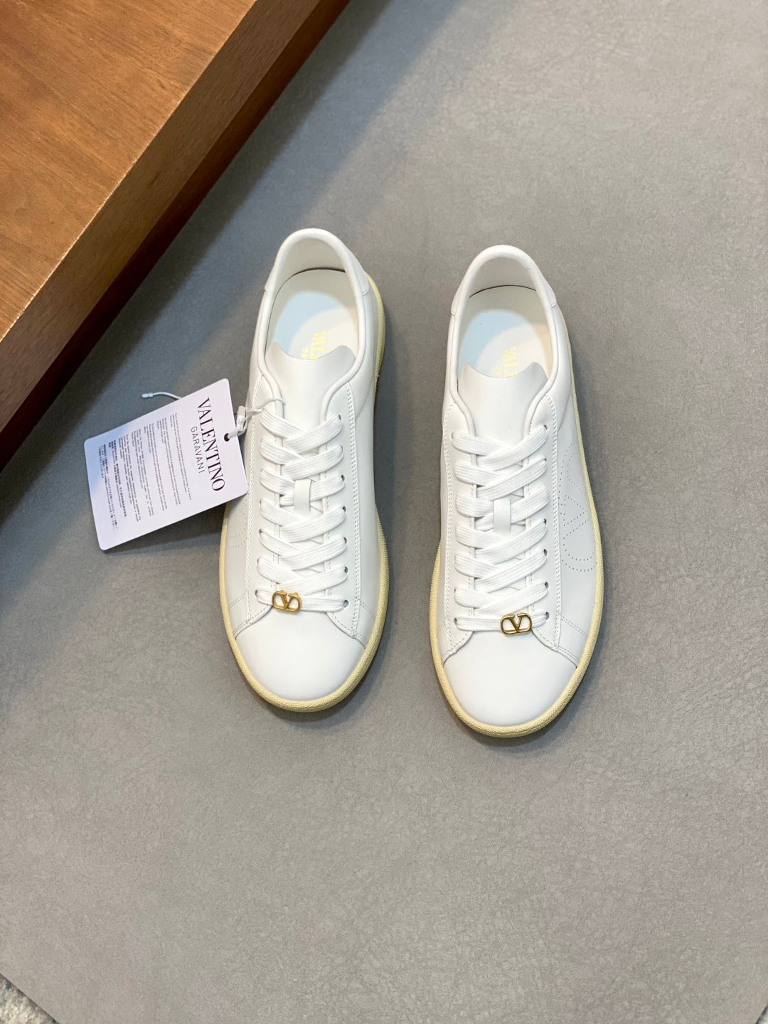 LuxluxHouse Best Quality Shoes Valentino
