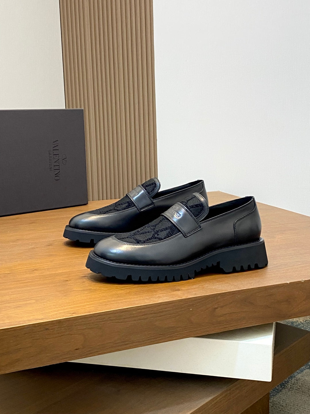 LuxluxHouse Best Quality Shoes Valentino