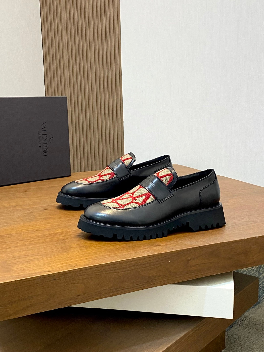 LuxluxHouse Best Quality Shoes Valentino