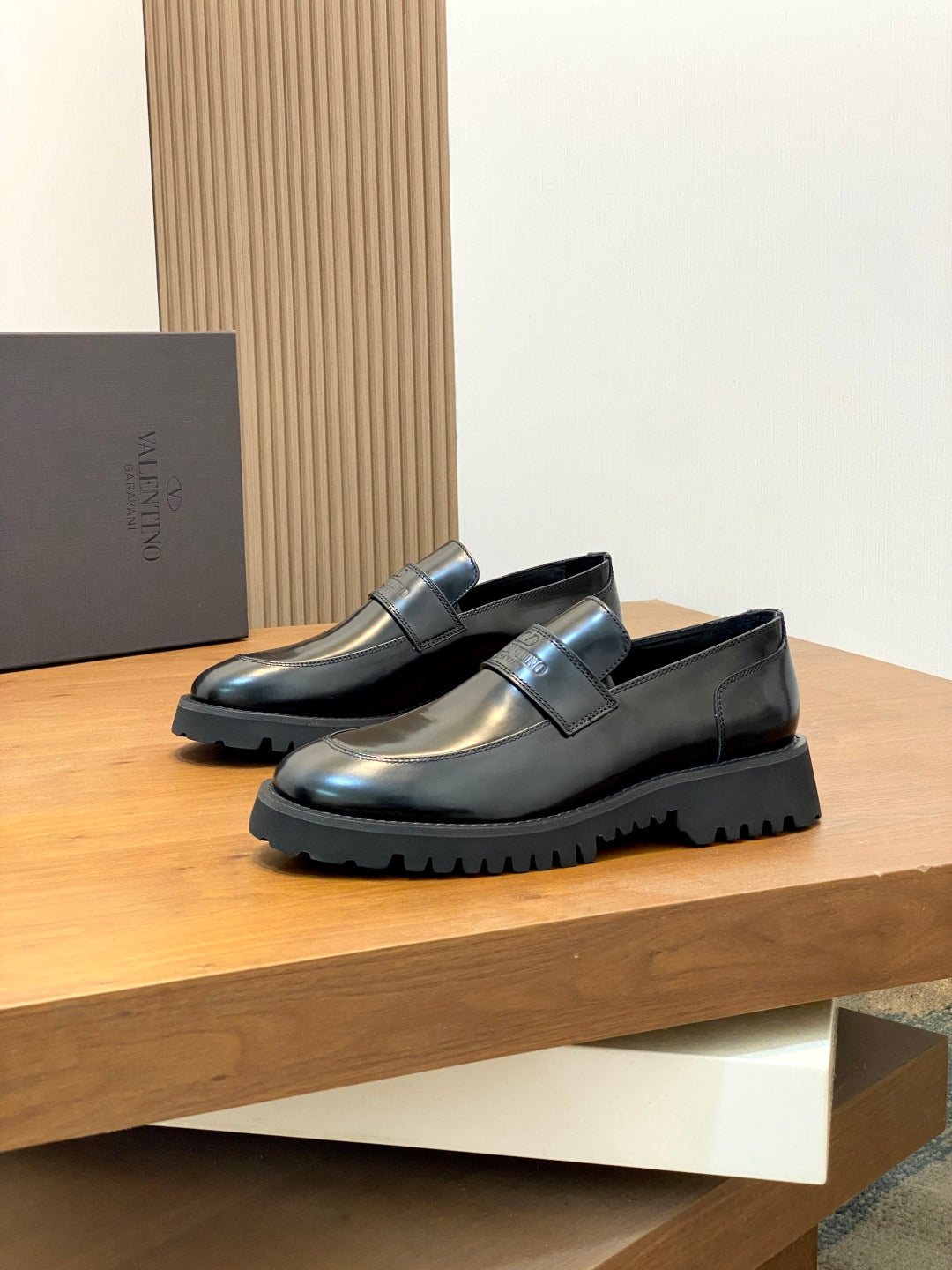 LuxluxHouse Best Quality Shoes Valentino