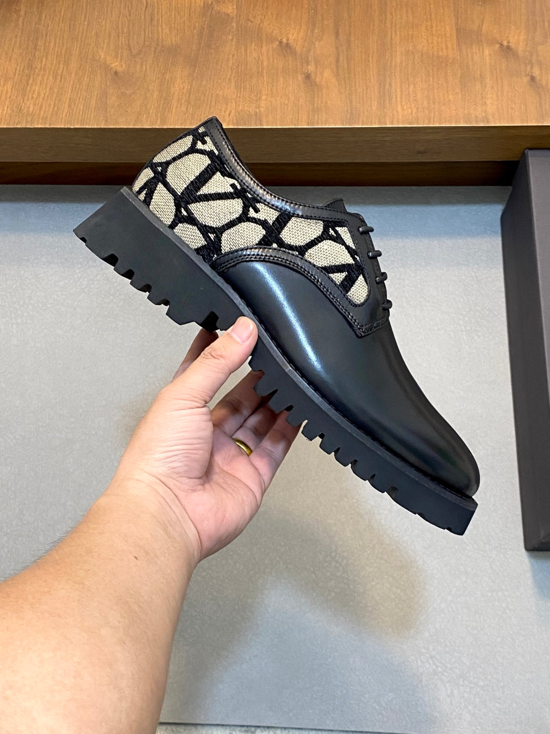 LuxluxHouse Best Quality Shoes Valentino