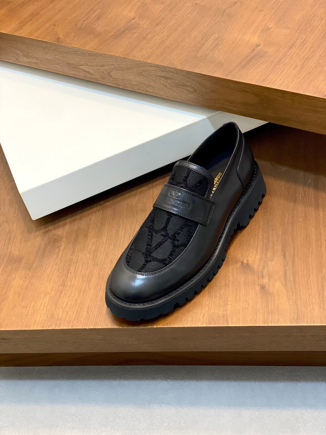 LuxluxHouse Best Quality Shoes Valentino