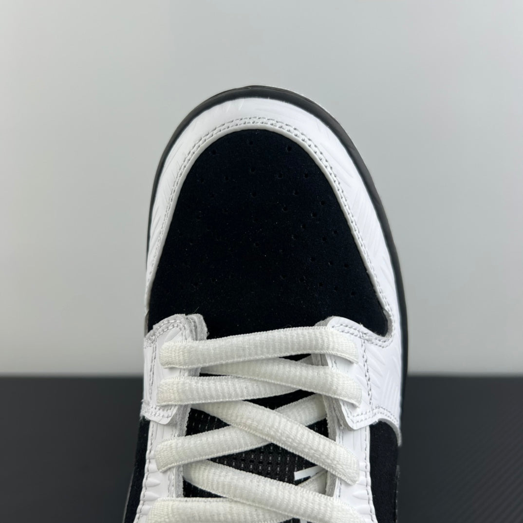 AY Batch-TGHTBOOTH x Dunk SB Low “Black and White”