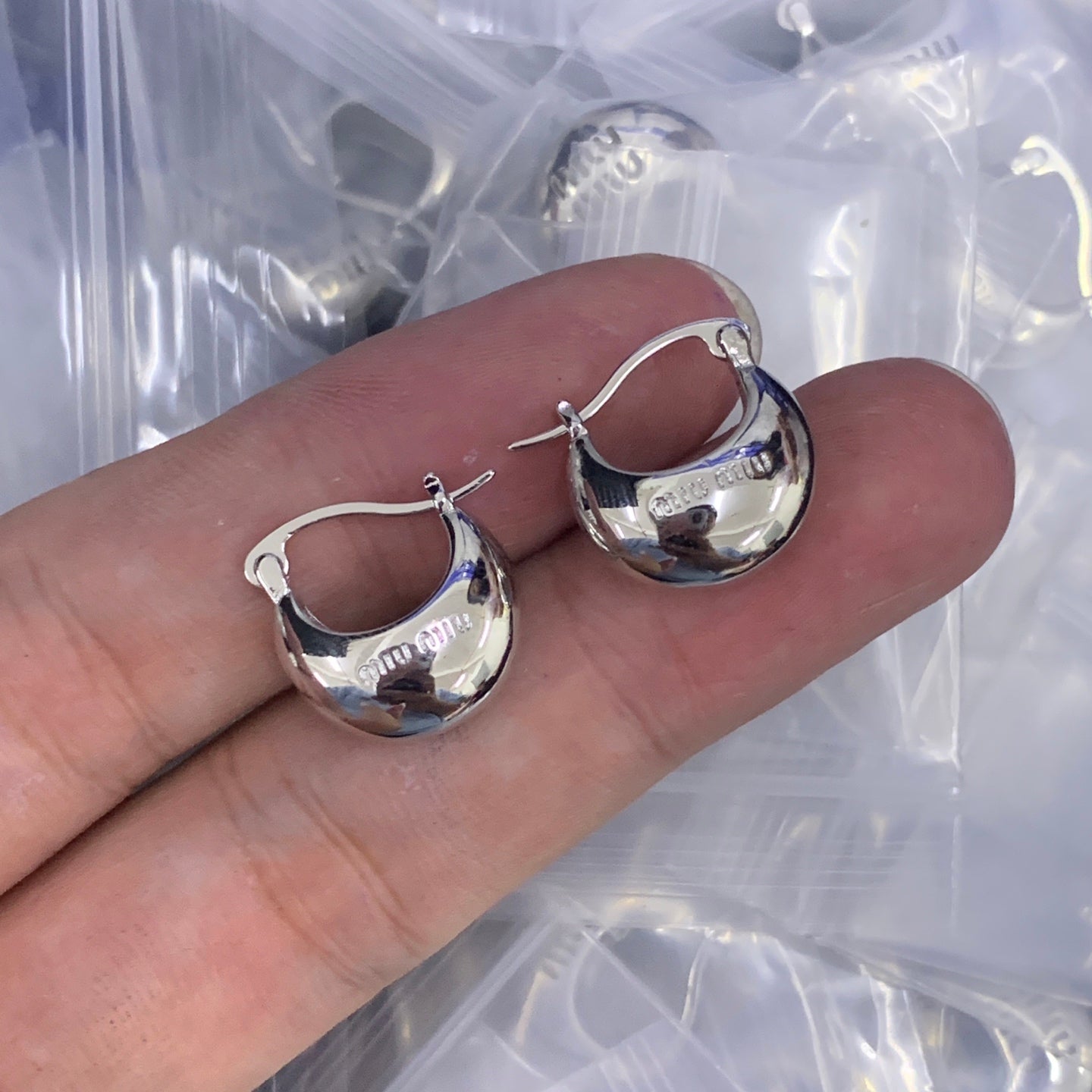 luxluxhouse Low price and high quality accessories Miu Miu