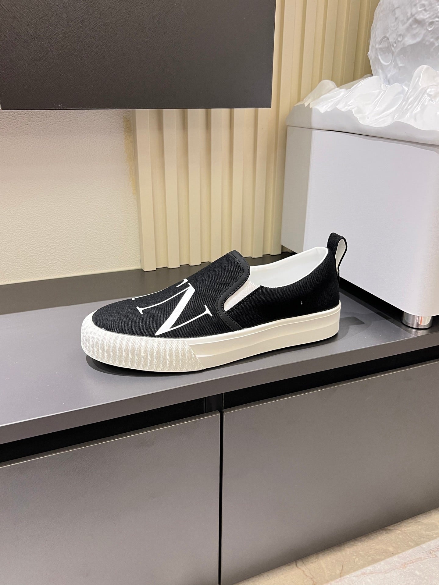 LuxluxHouse Best Quality Shoes Valentino