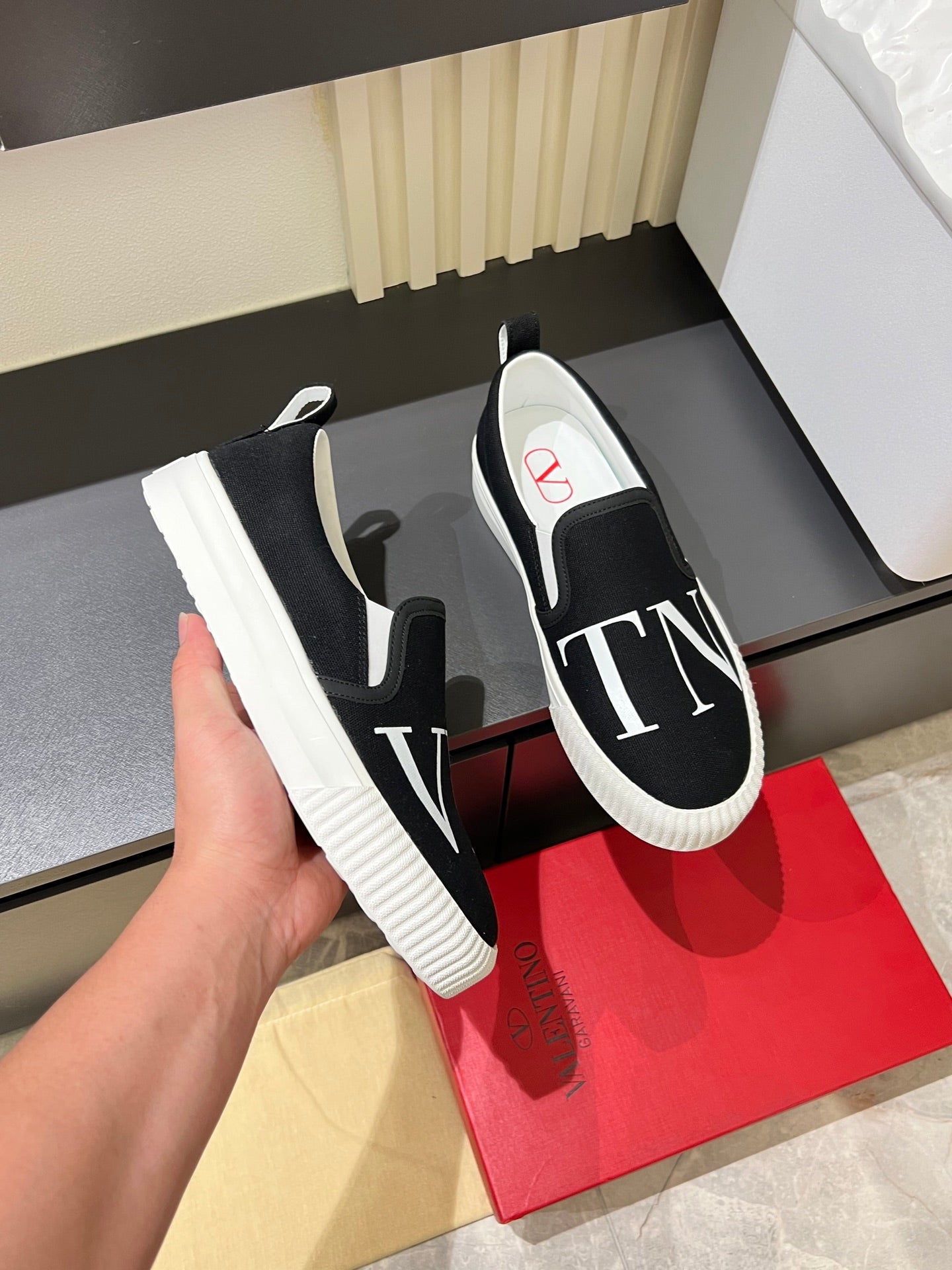 LuxluxHouse Best Quality Shoes Valentino