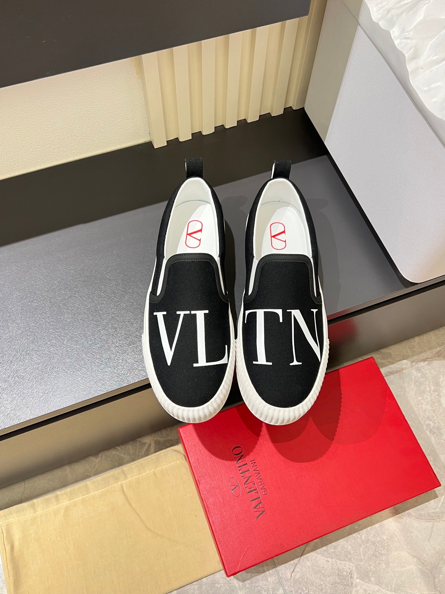 LuxluxHouse Best Quality Shoes Valentino