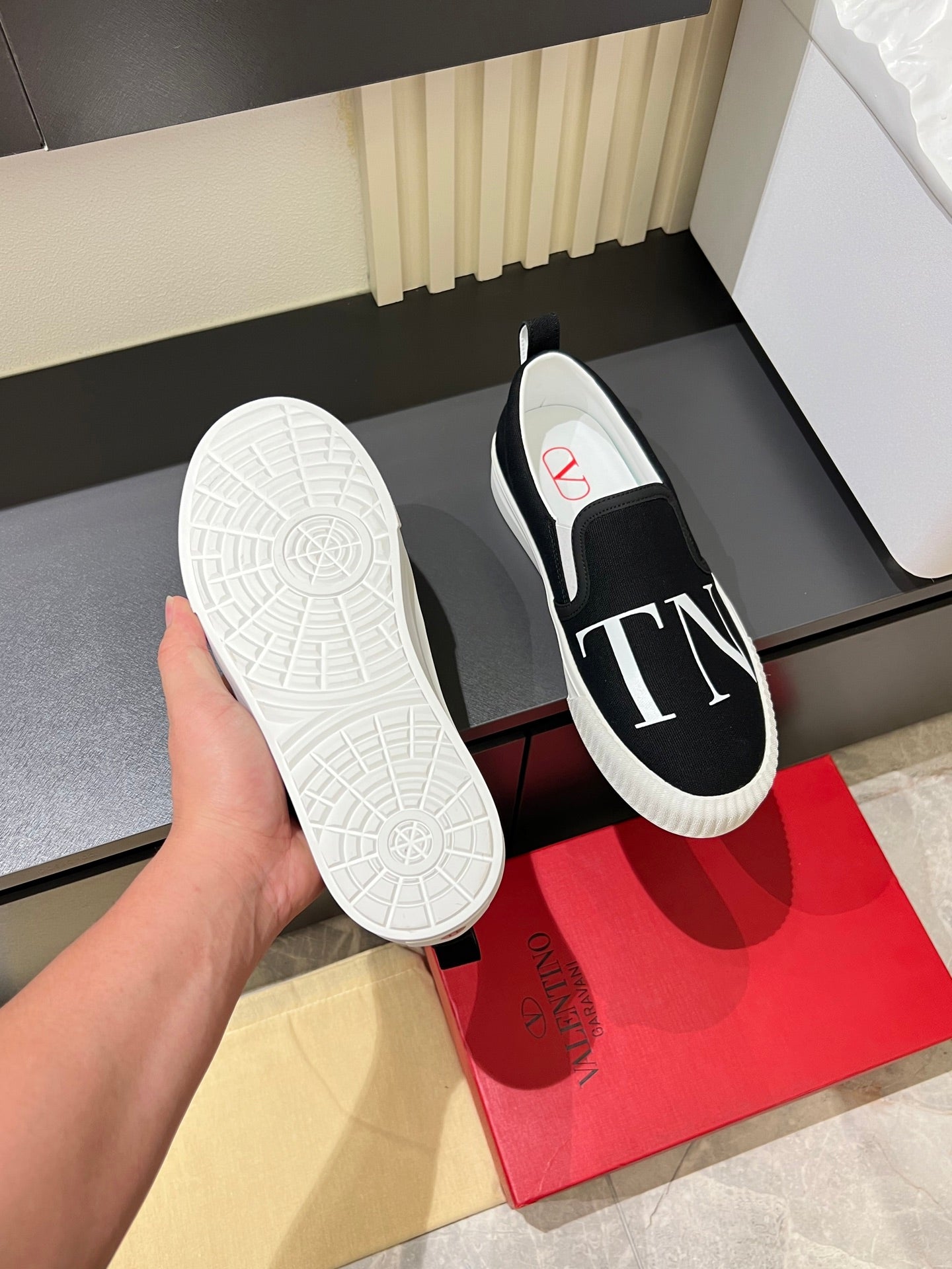 LuxluxHouse Best Quality Shoes Valentino