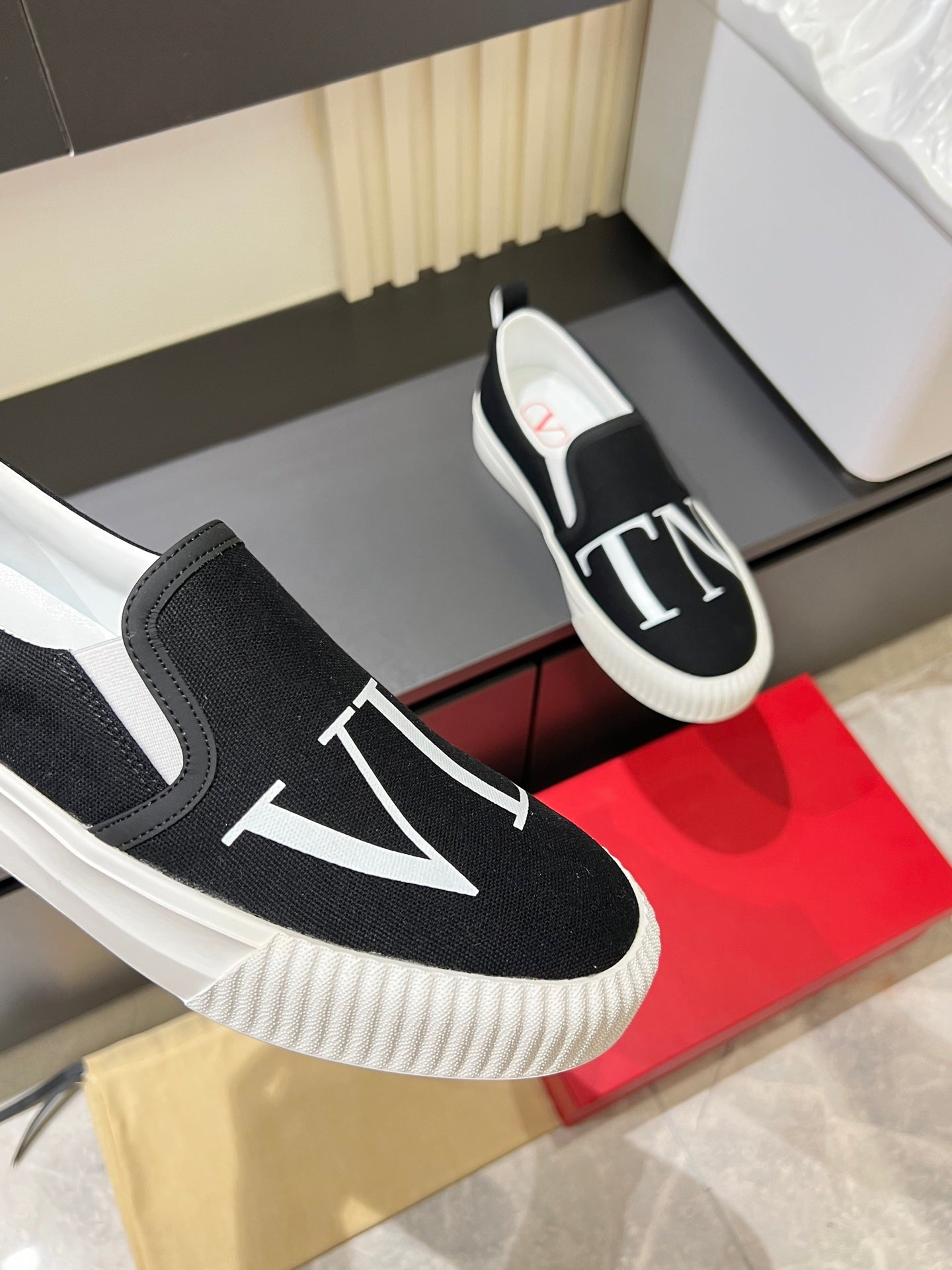 LuxluxHouse Best Quality Shoes Valentino