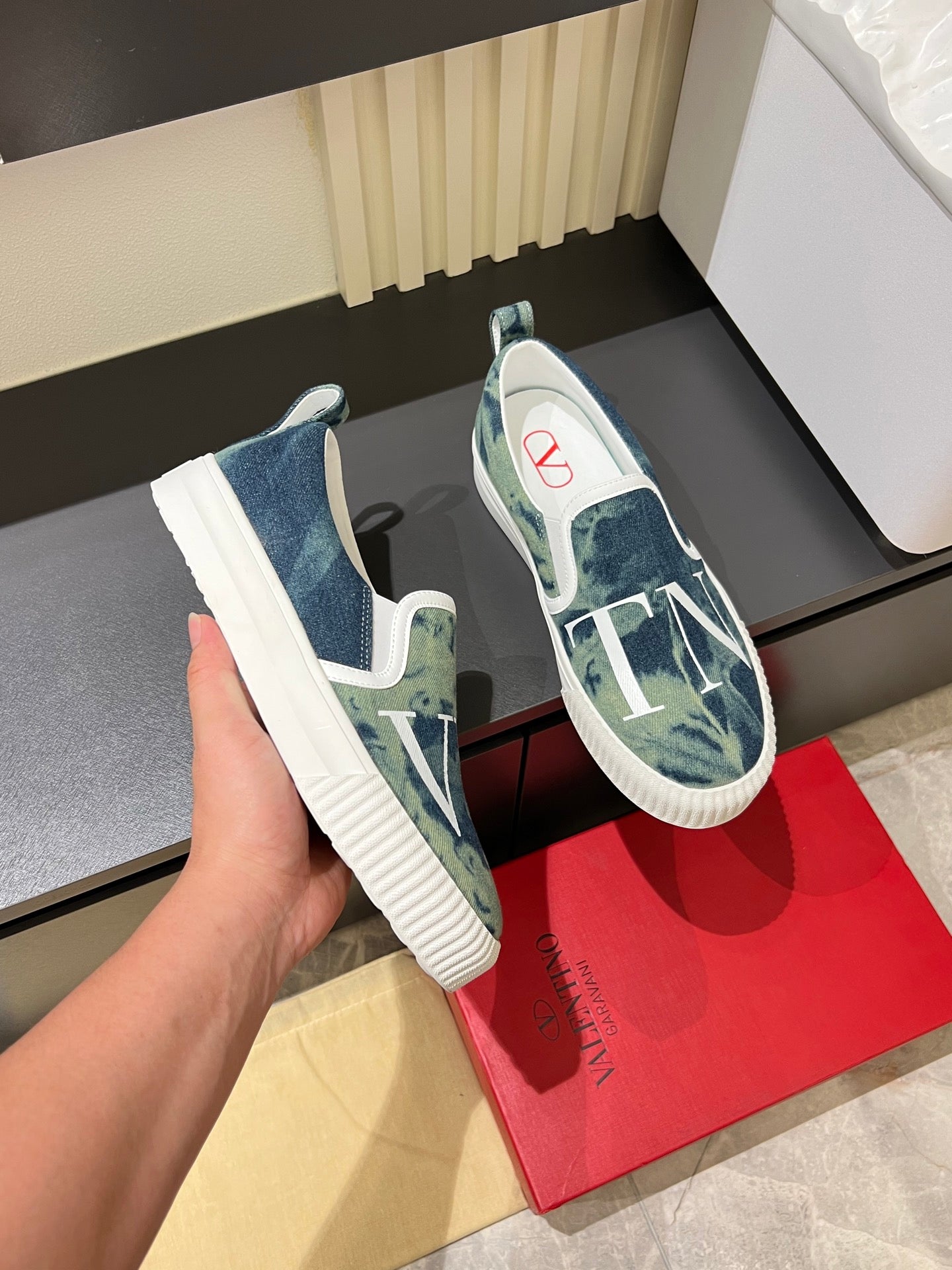 LuxluxHouse Best Quality Shoes Valentino