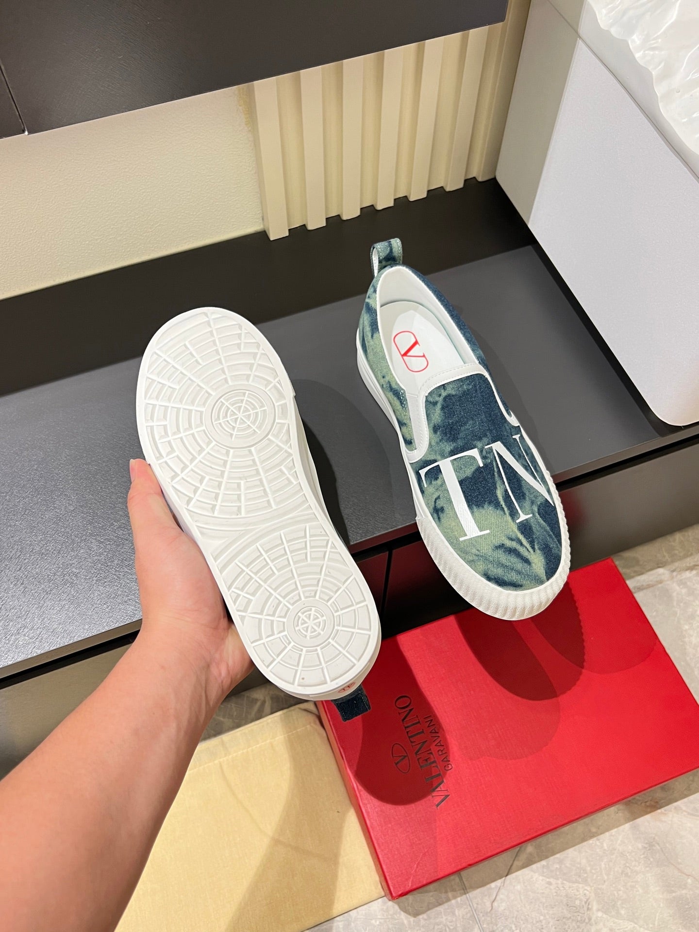 LuxluxHouse Best Quality Shoes Valentino