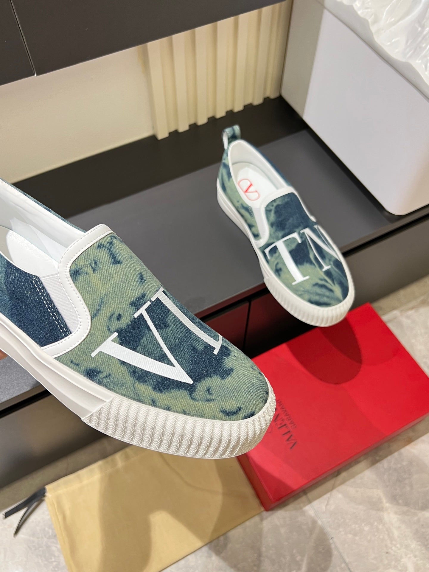 LuxluxHouse Best Quality Shoes Valentino