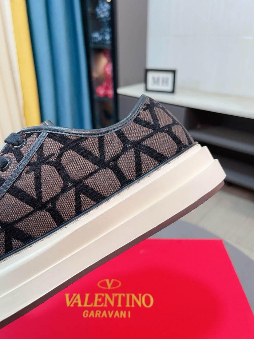 LuxluxHouse Best Quality Shoes Valentino