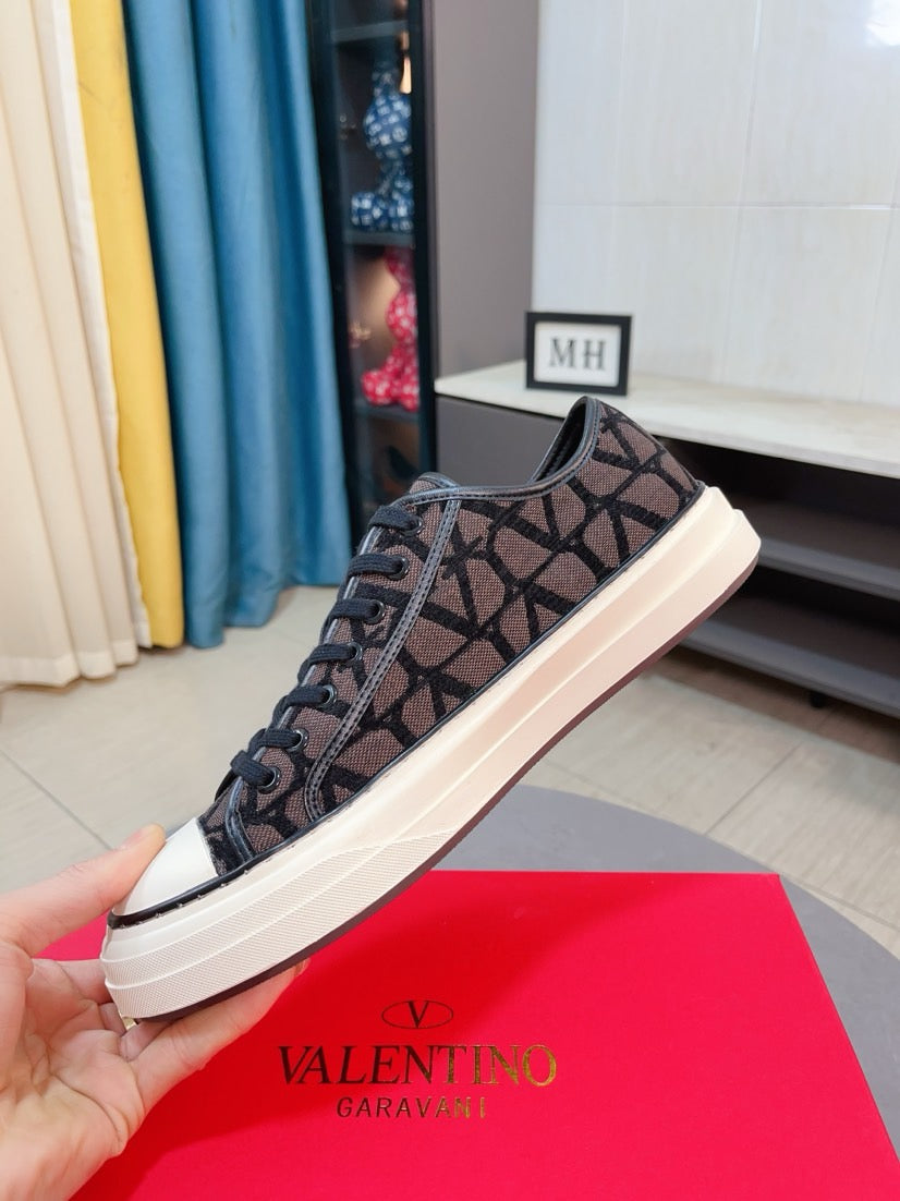 LuxluxHouse Best Quality Shoes Valentino