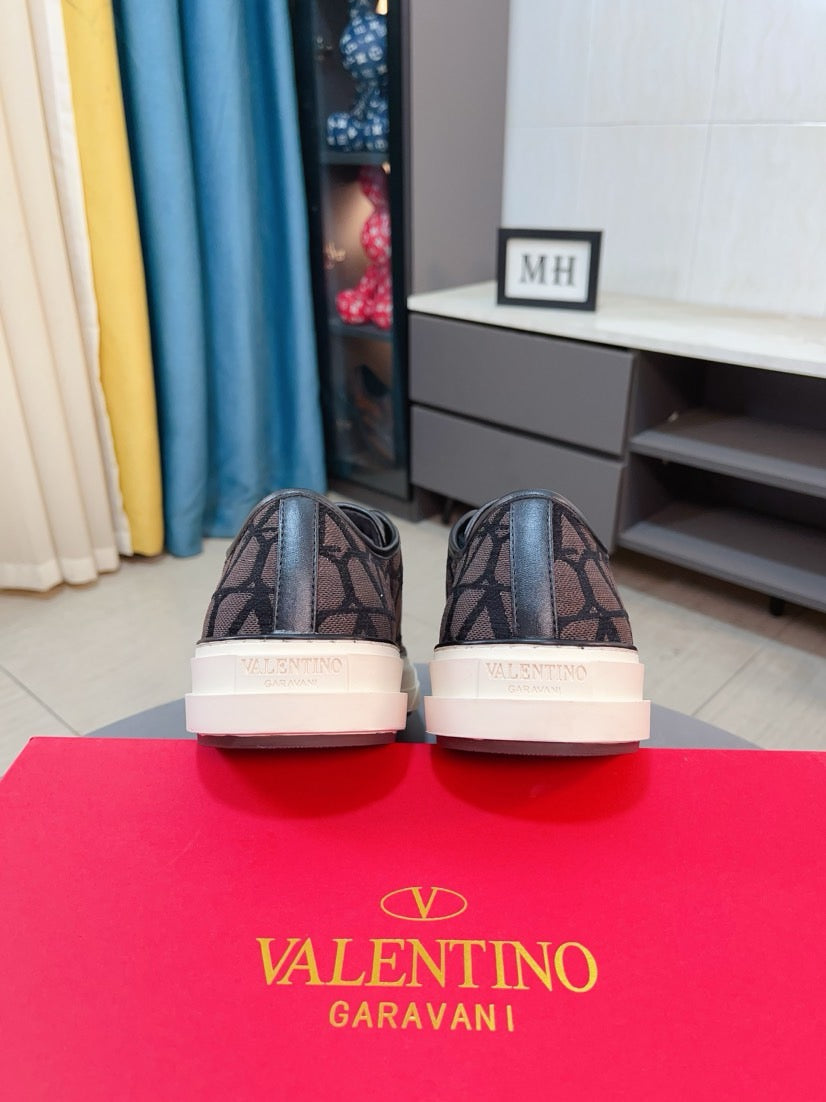 LuxluxHouse Best Quality Shoes Valentino