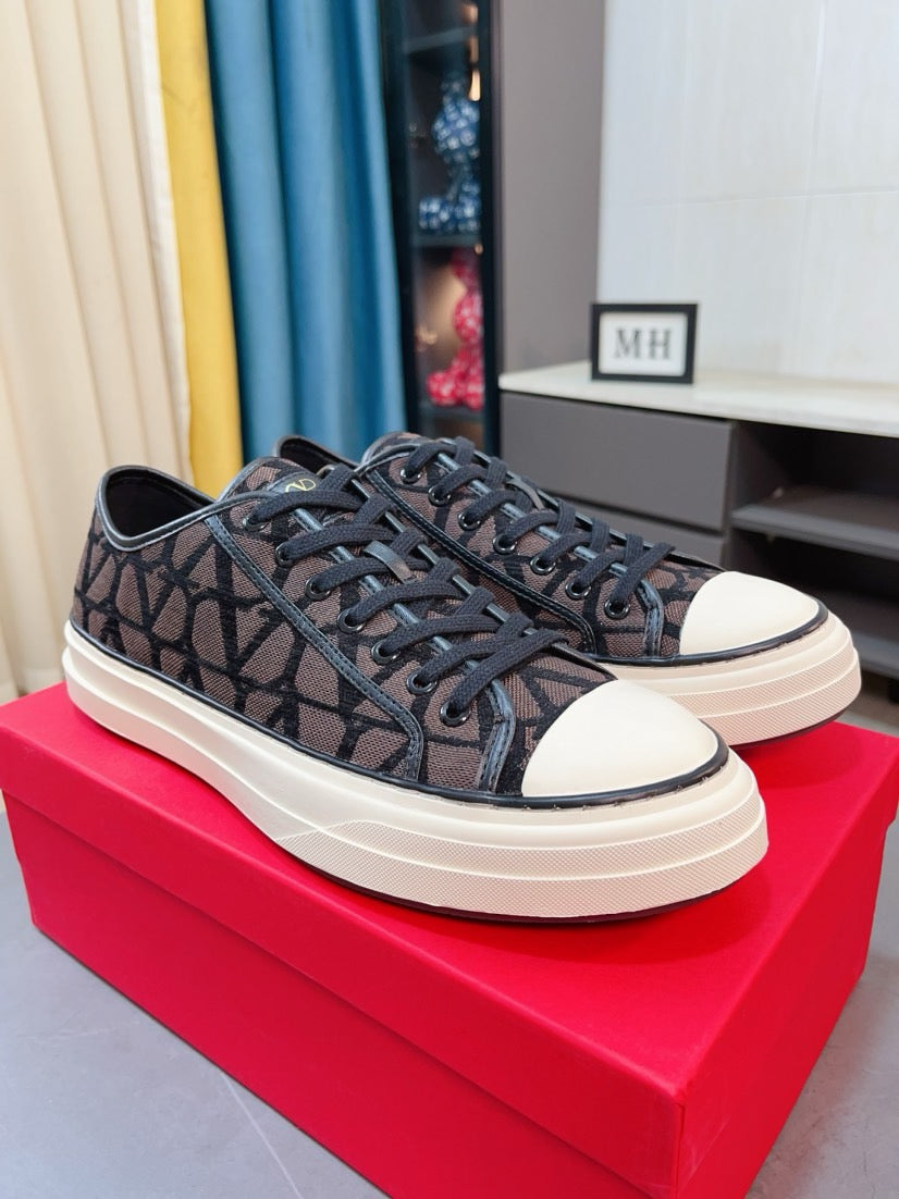 LuxluxHouse Best Quality Shoes Valentino