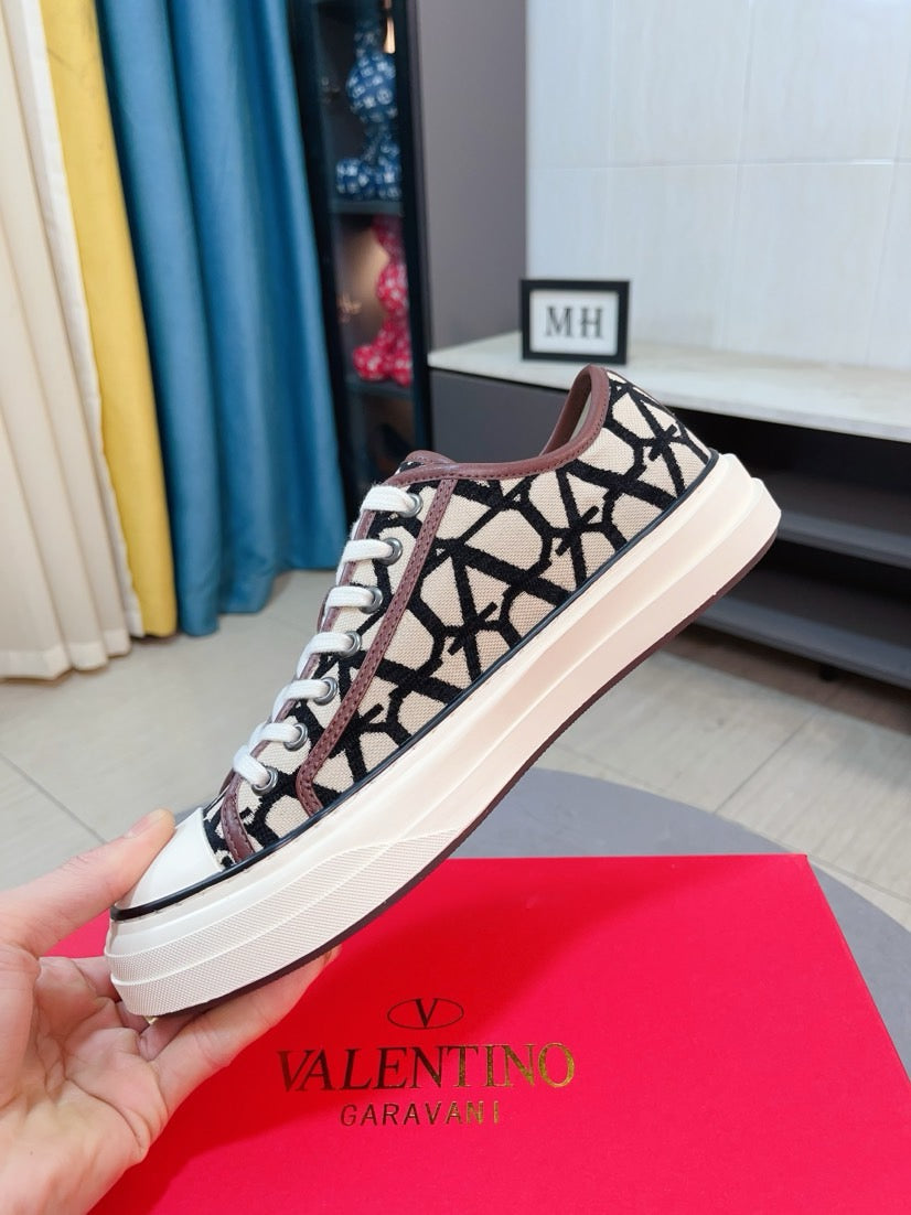 LuxluxHouse Best Quality Shoes Valentino