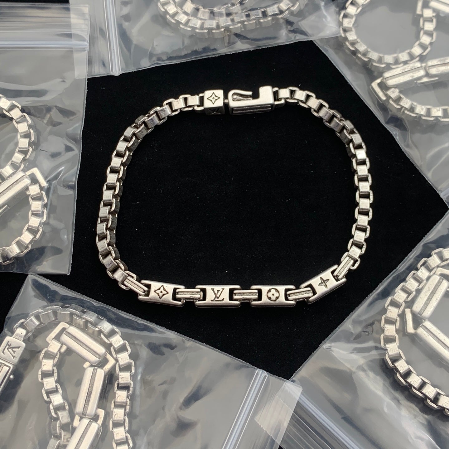 LuxluxHouse Low Price And High Quality Accessories Louis Vuitton