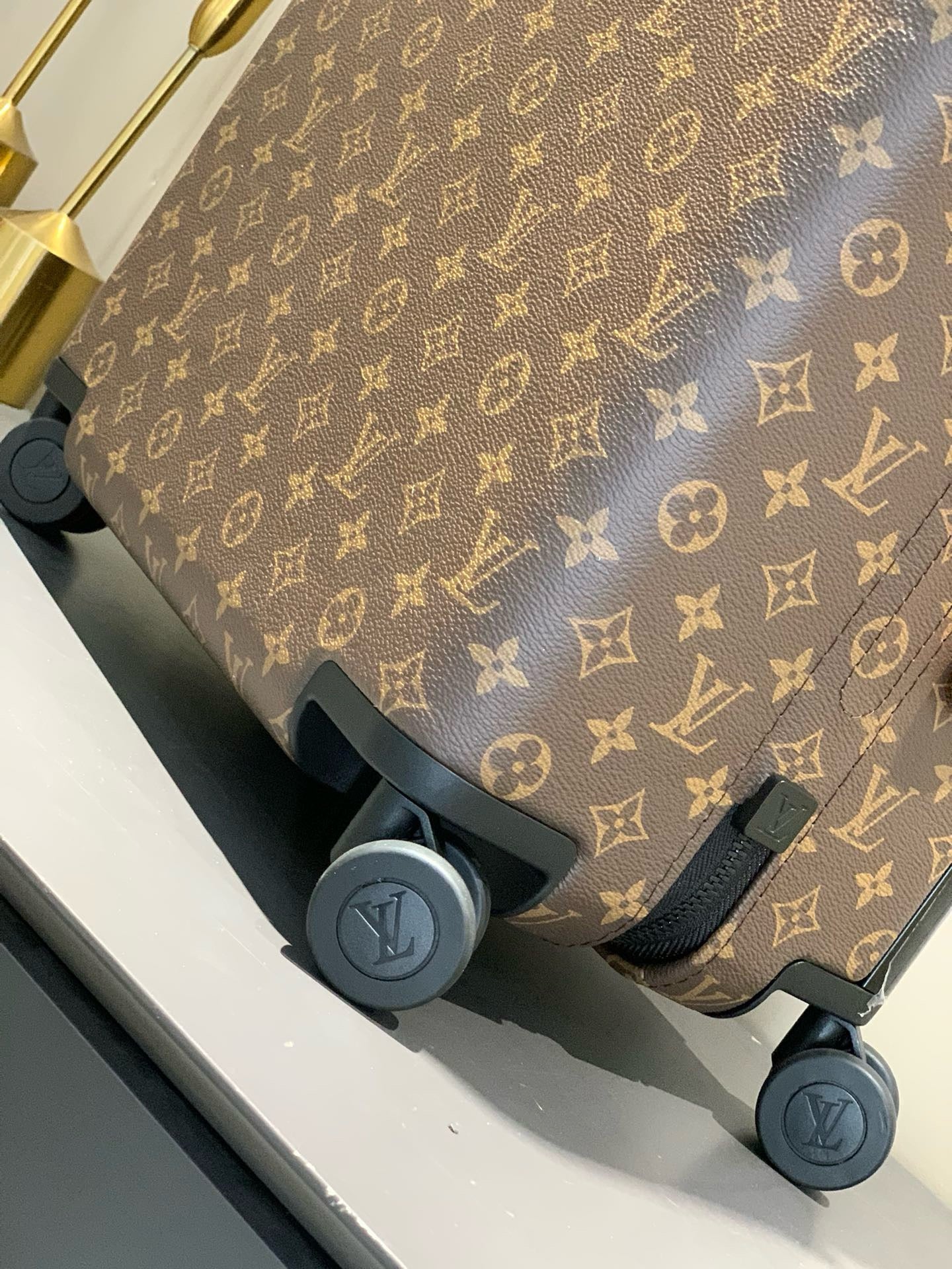 L*ouis V*uitton Luggage (LuxluxHouse)