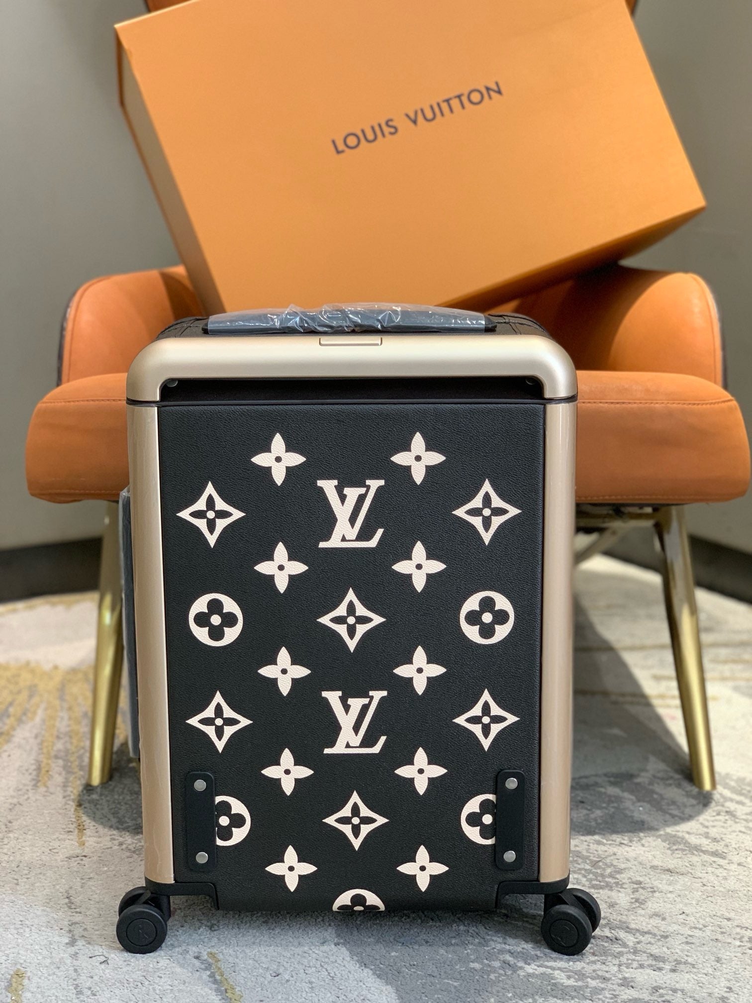 L*ouis V*uitton Luggage (LuxluxHouse)