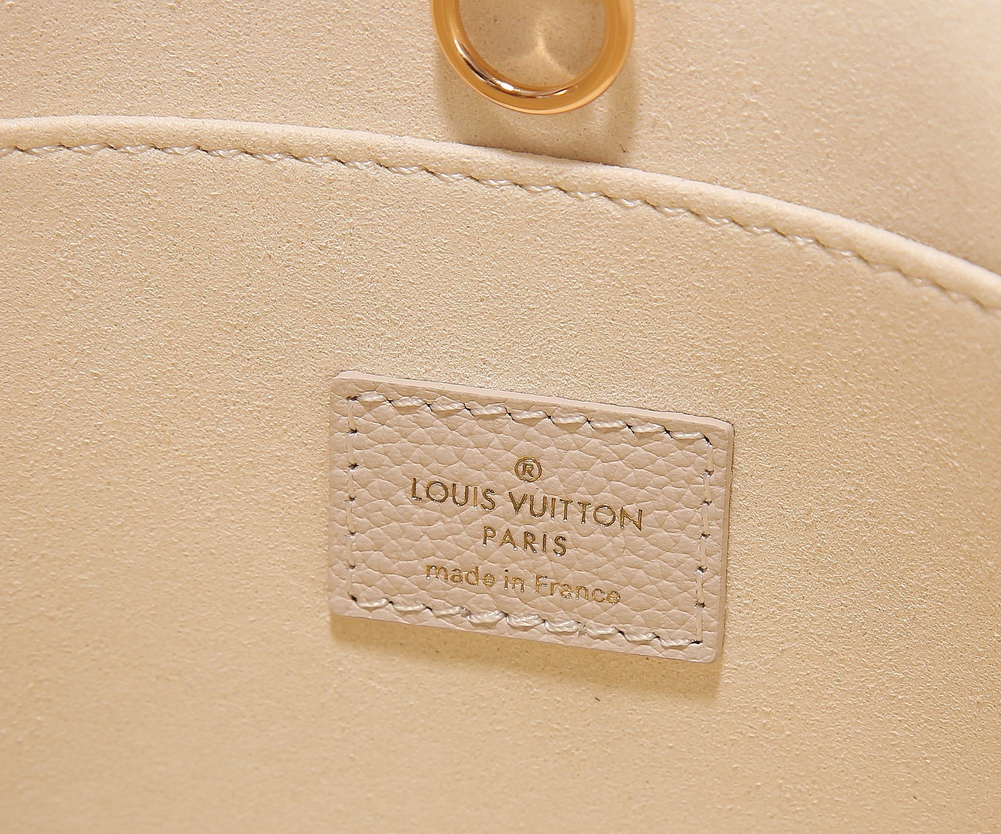 women Louis Vuitton Top Bag M23637 (LuxluxHouse)