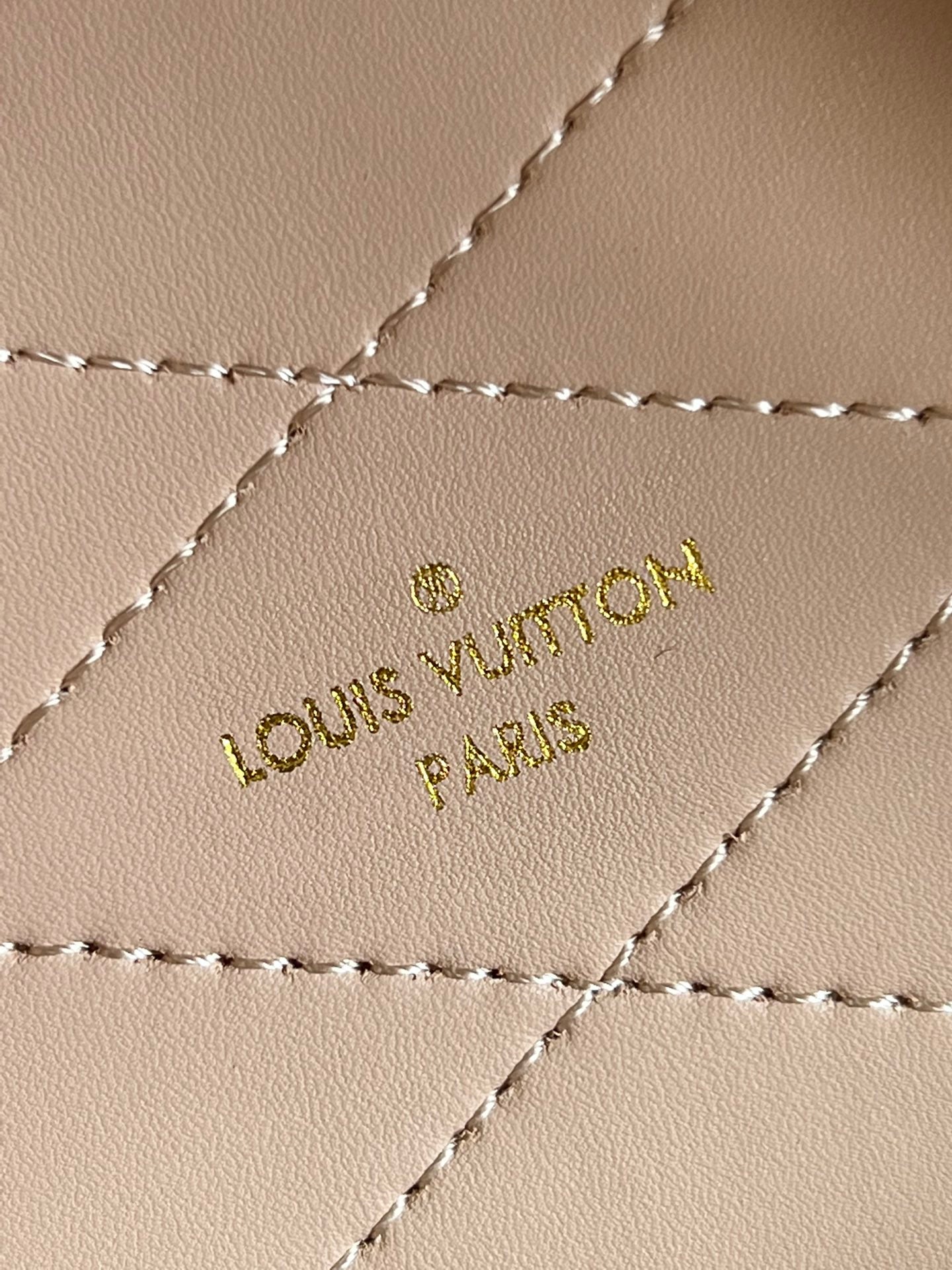 LuxluxHouse Great quality Louis Vuitton Top Bag 16*13*7.5CM Free shipping