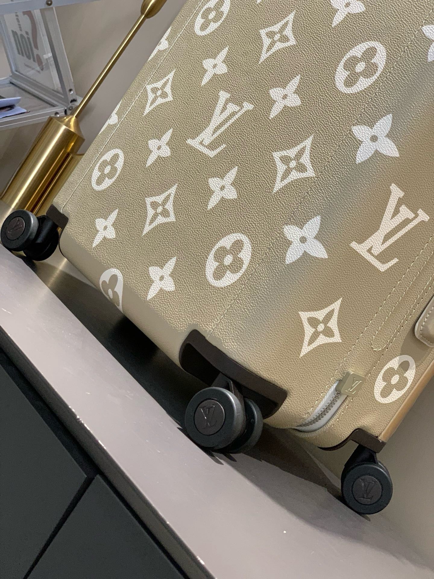 L*ouis V*uitton Luggage (LuxluxHouse)