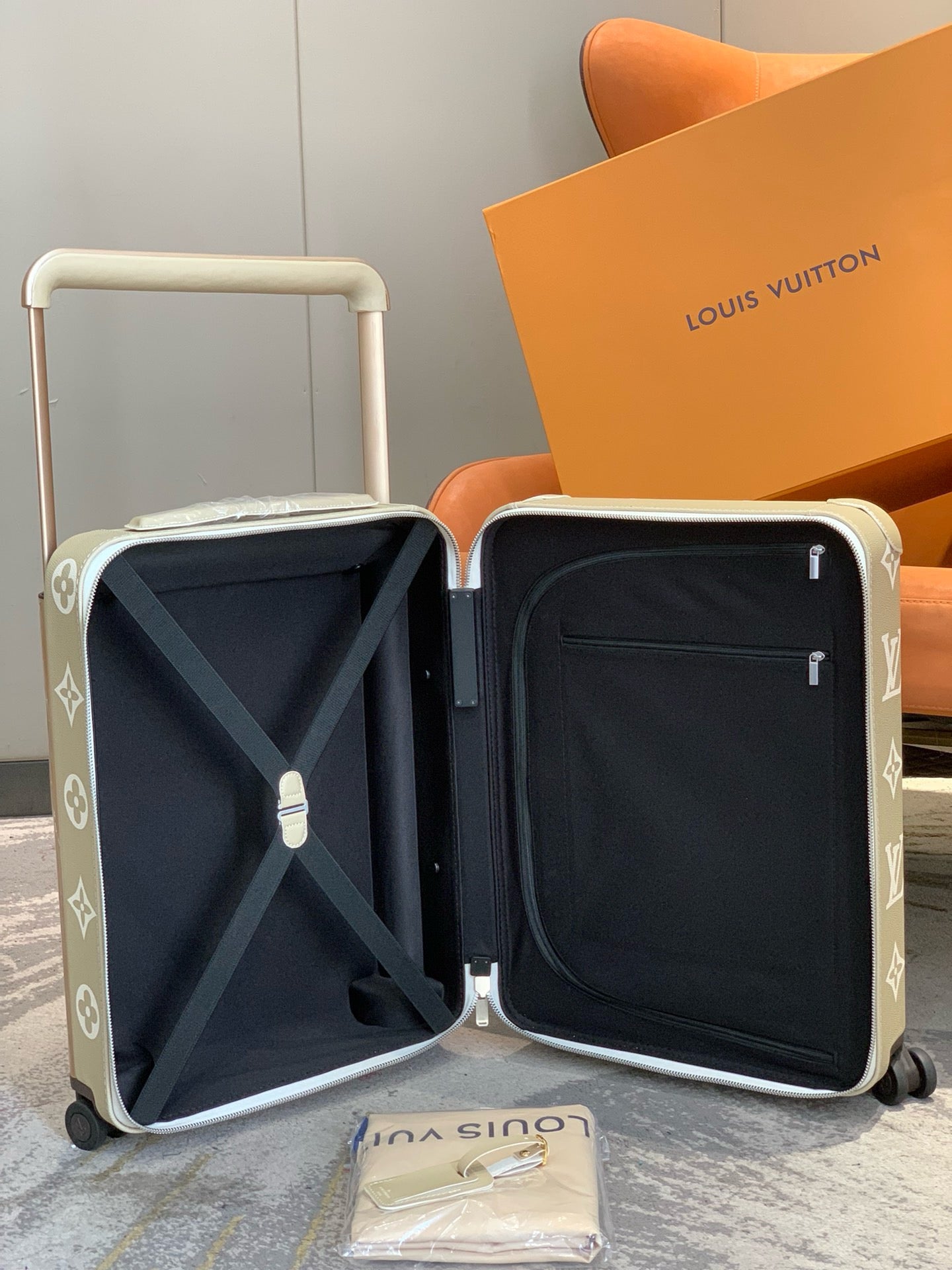 L*ouis V*uitton Luggage (LuxluxHouse)