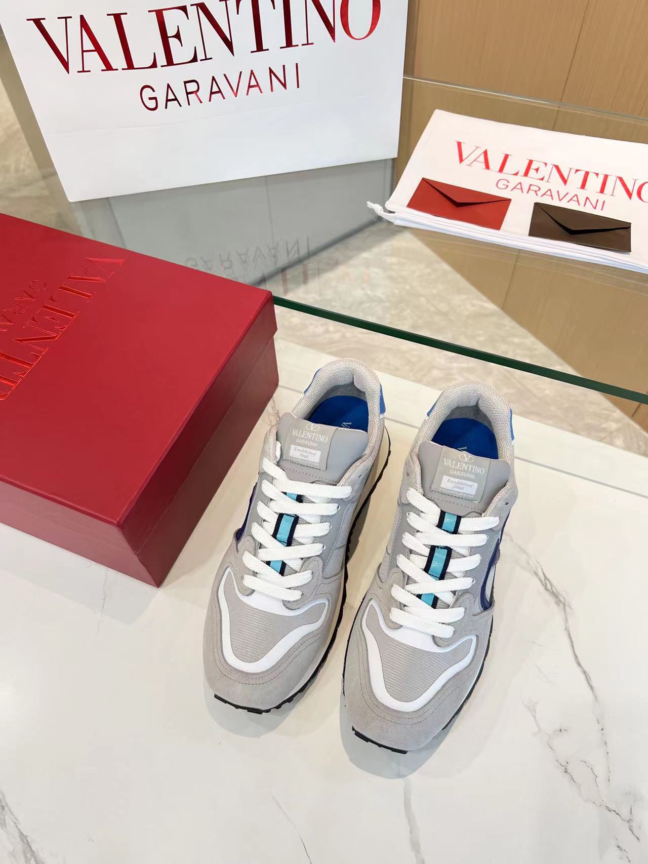 LuxluxHouse Best Quality Shoes Valentino