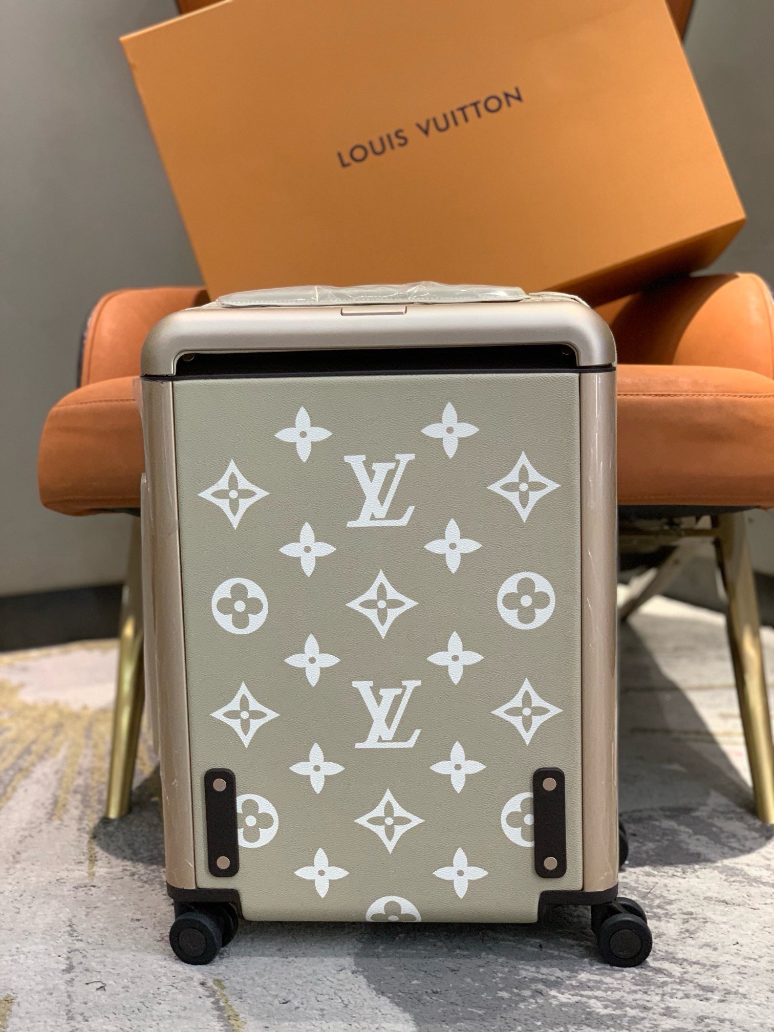 L*ouis V*uitton Luggage (LuxluxHouse)