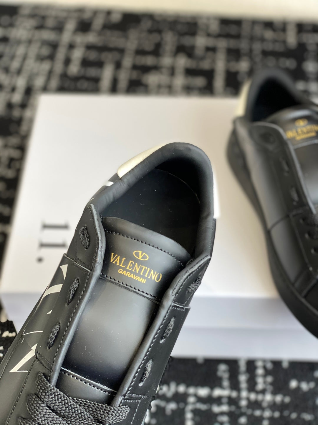 LuxluxHouse Best Quality Shoes Valentino