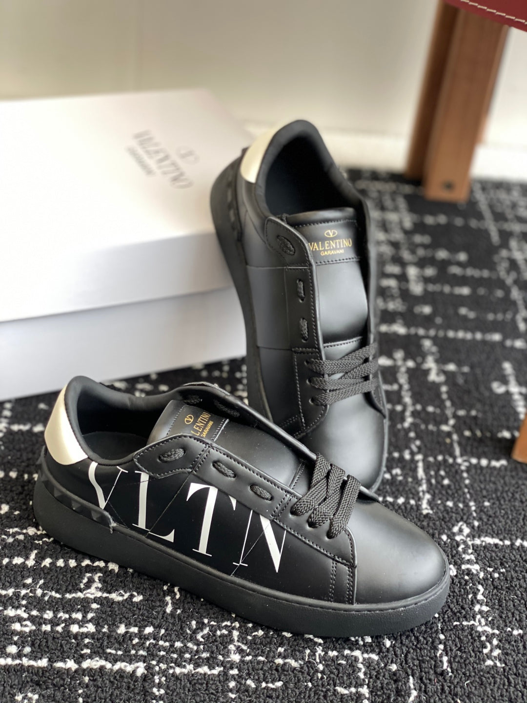 LuxluxHouse Best Quality Shoes Valentino