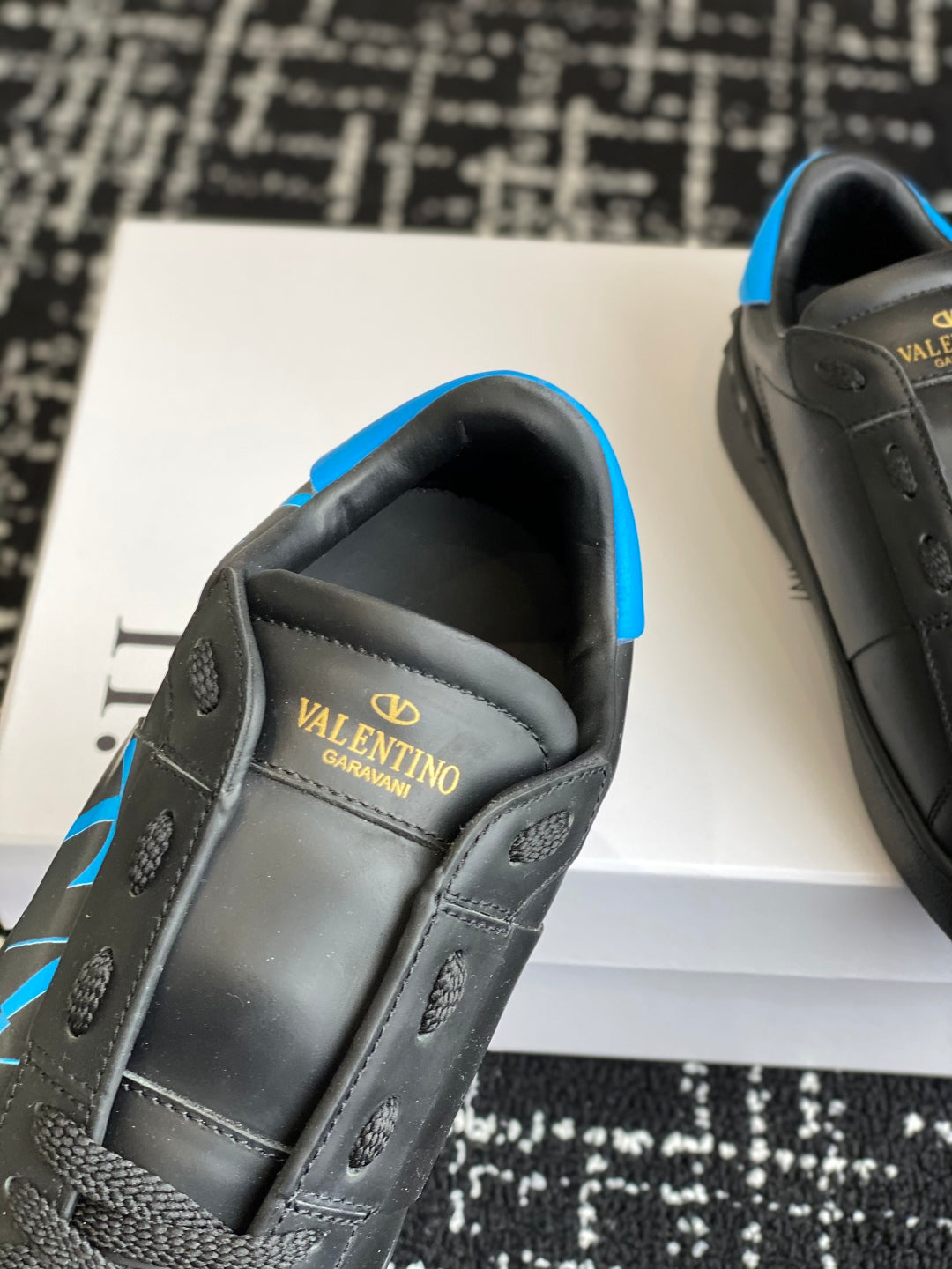 LuxluxHouse Best Quality Shoes Valentino